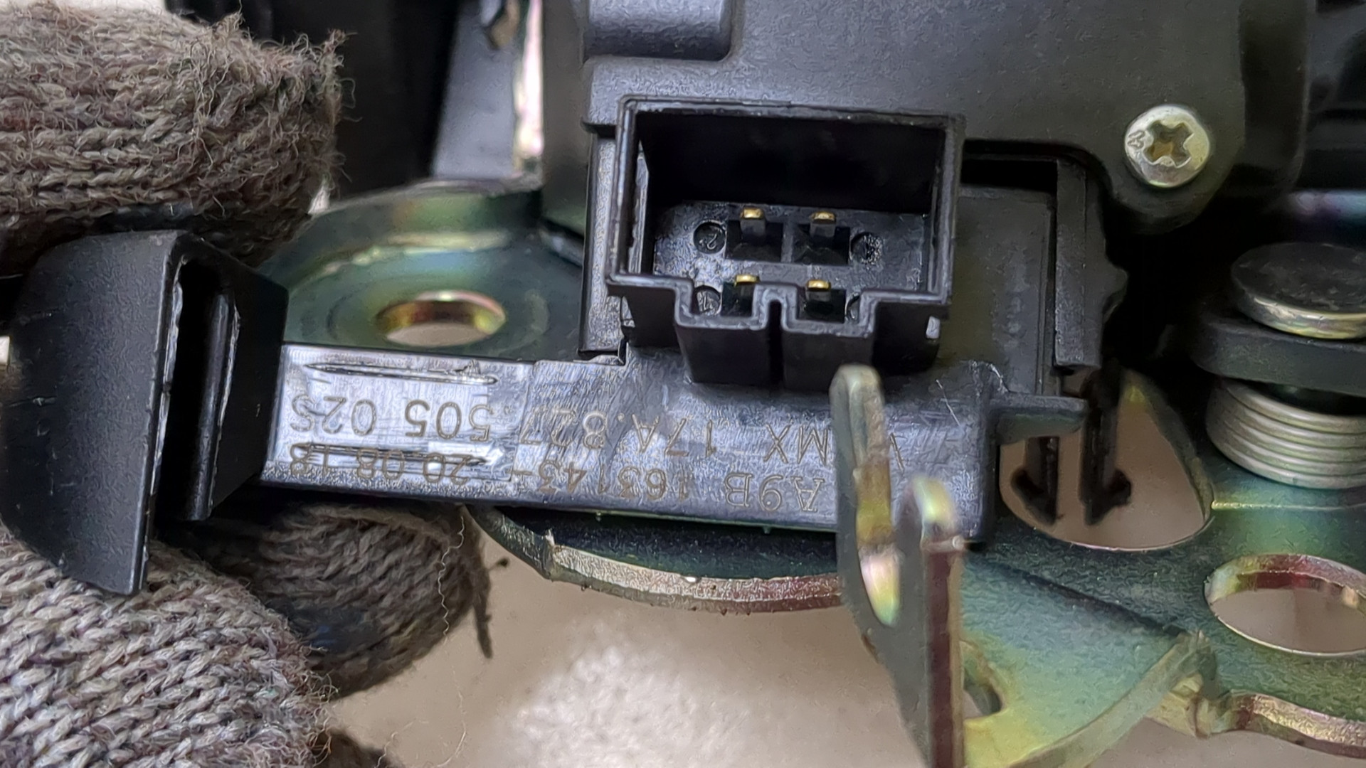 Замок багажника