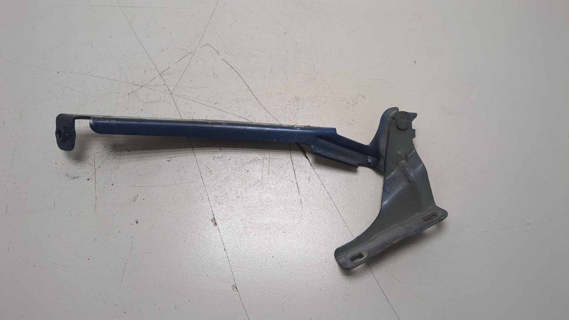 Петля капота левая