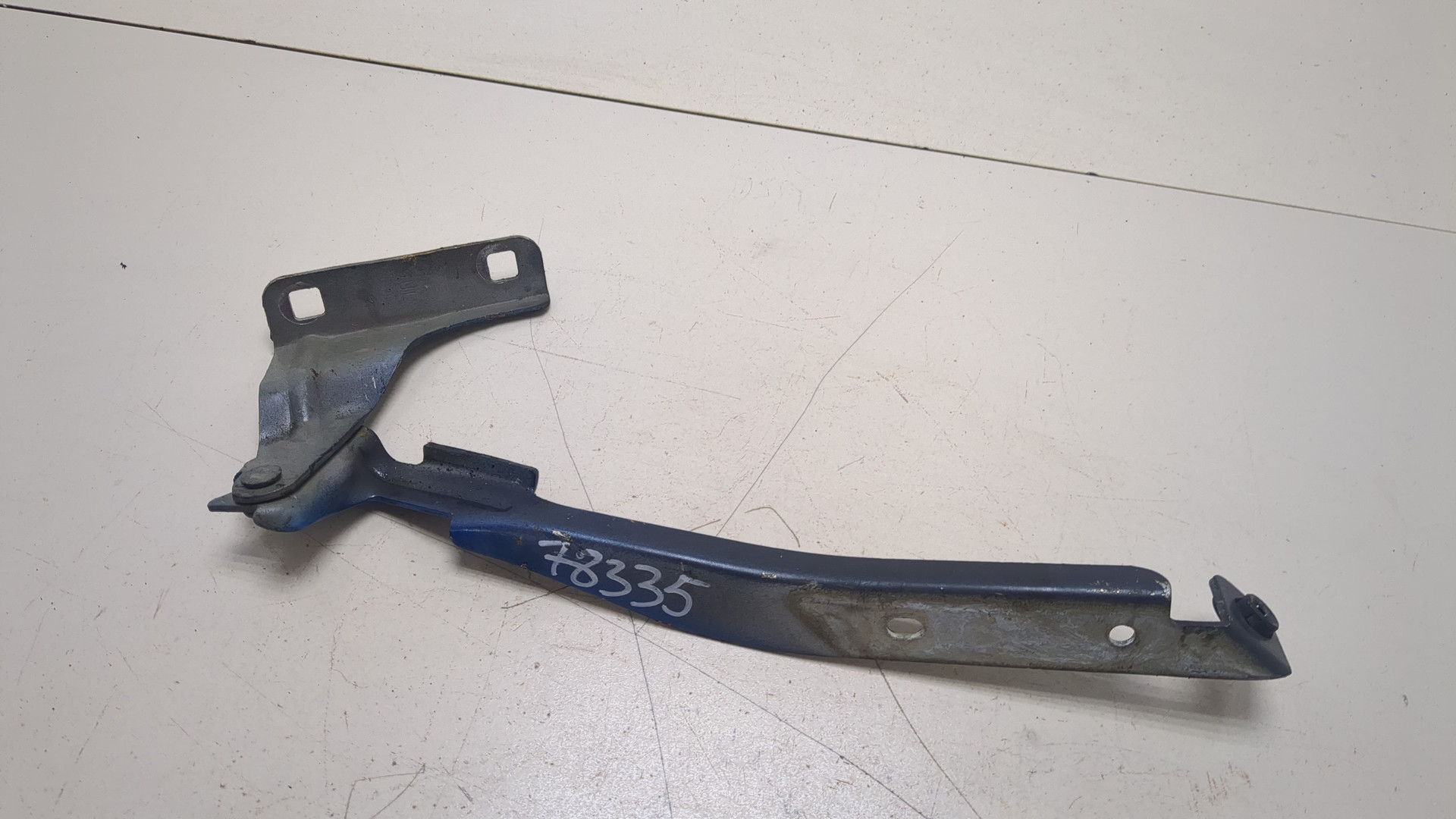 Петля капота левая