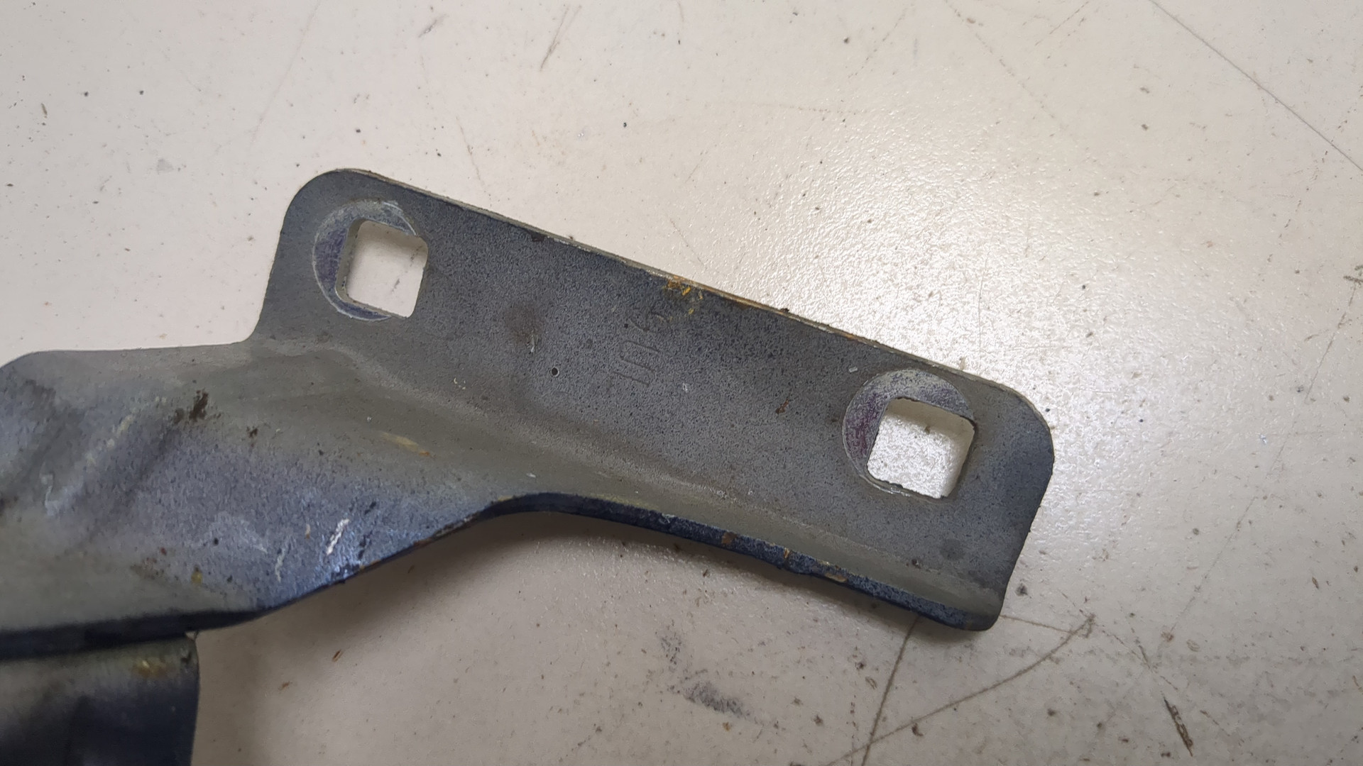 Петля капота левая