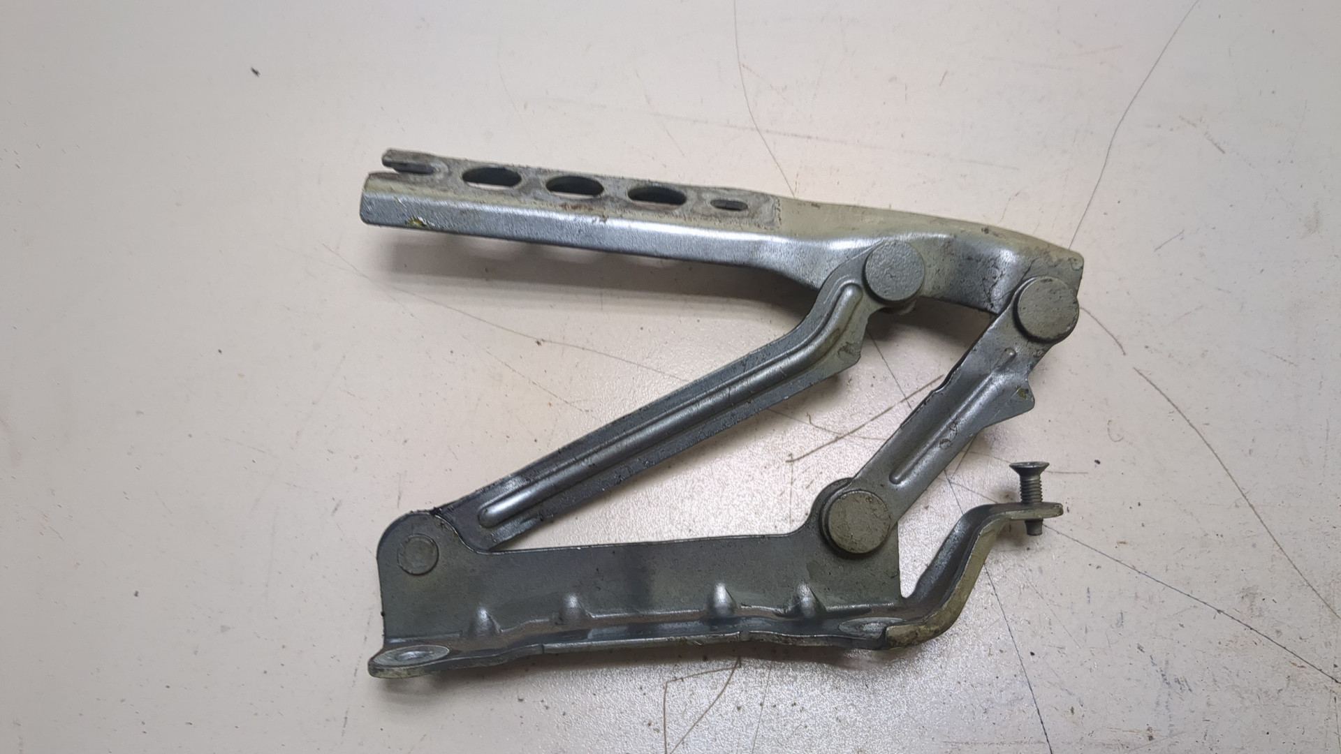 Петля капота левая