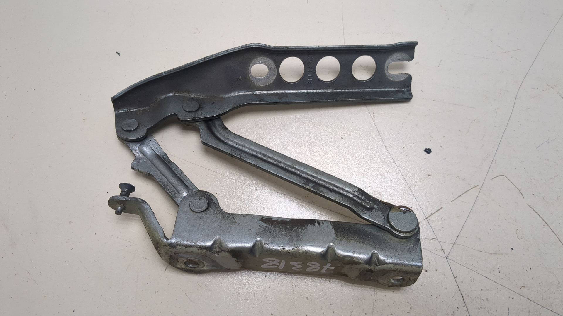 Петля капота левая