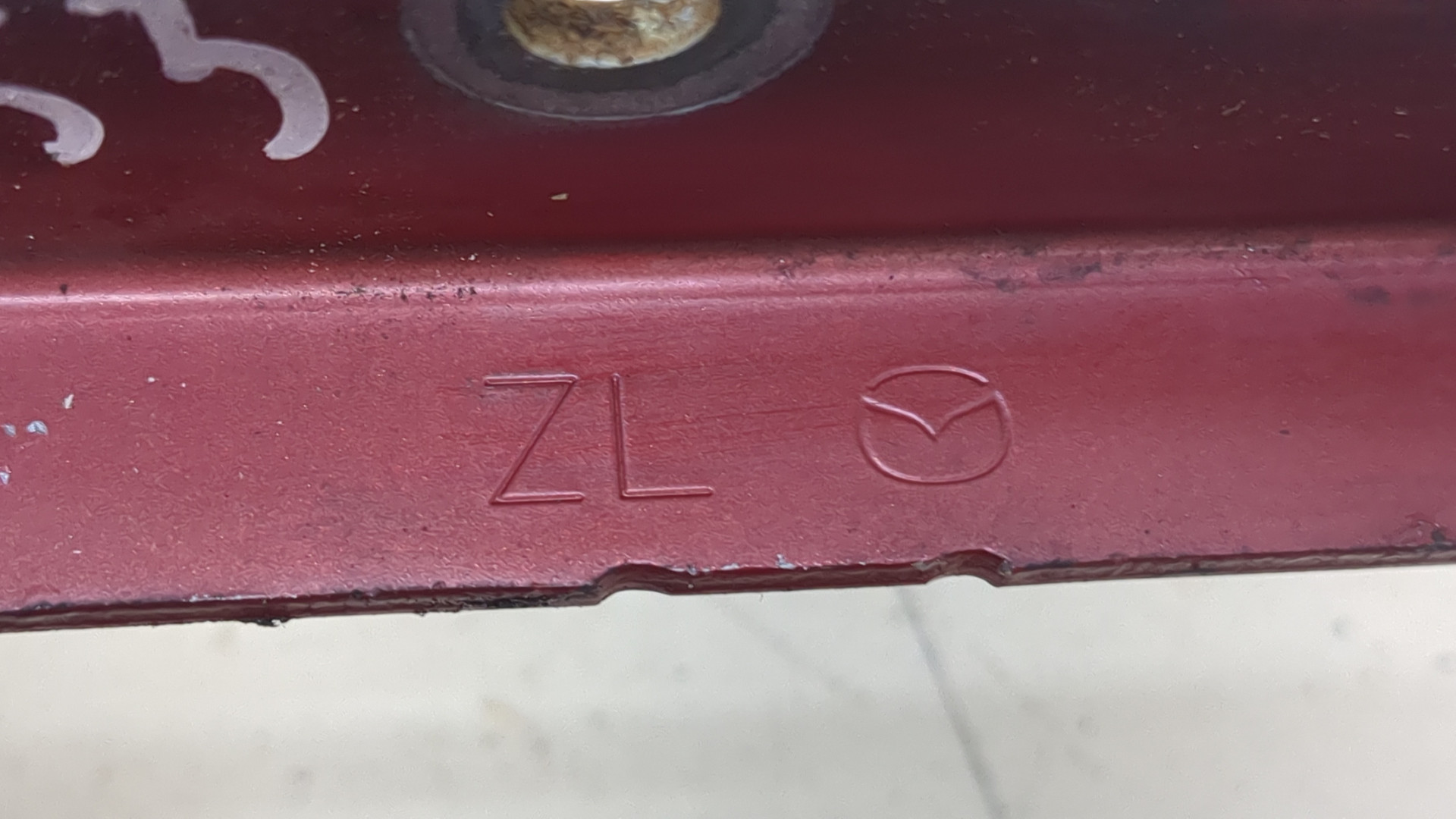 Петля капота левая