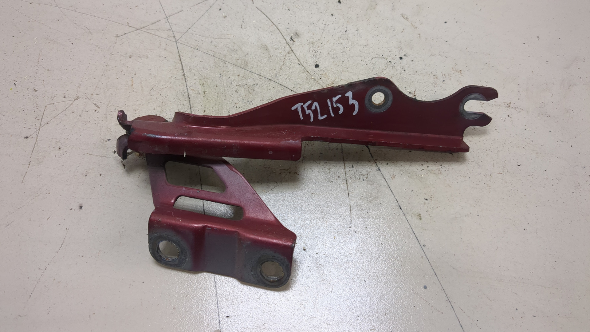 Петля капота левая