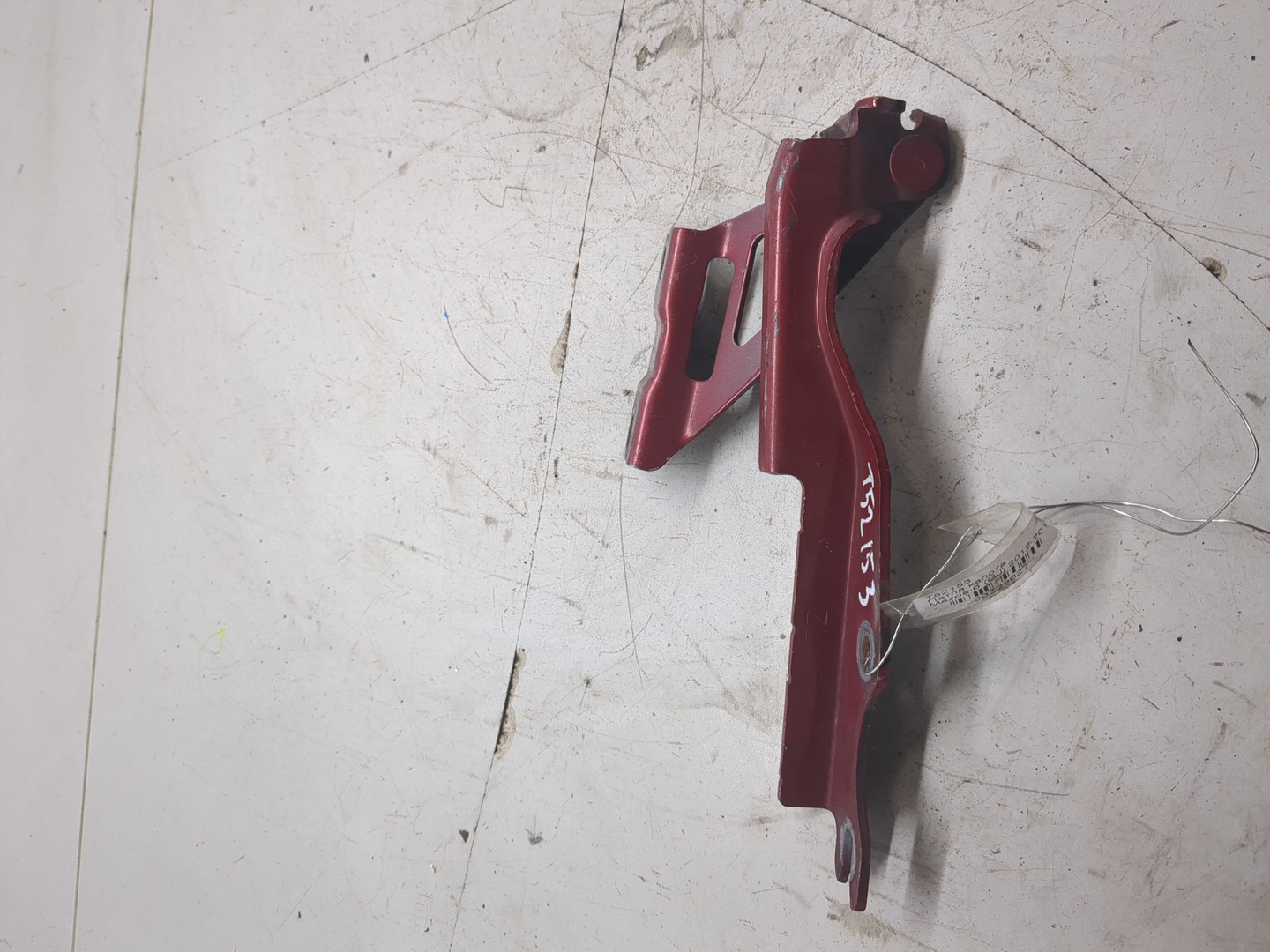 Петля капота левая