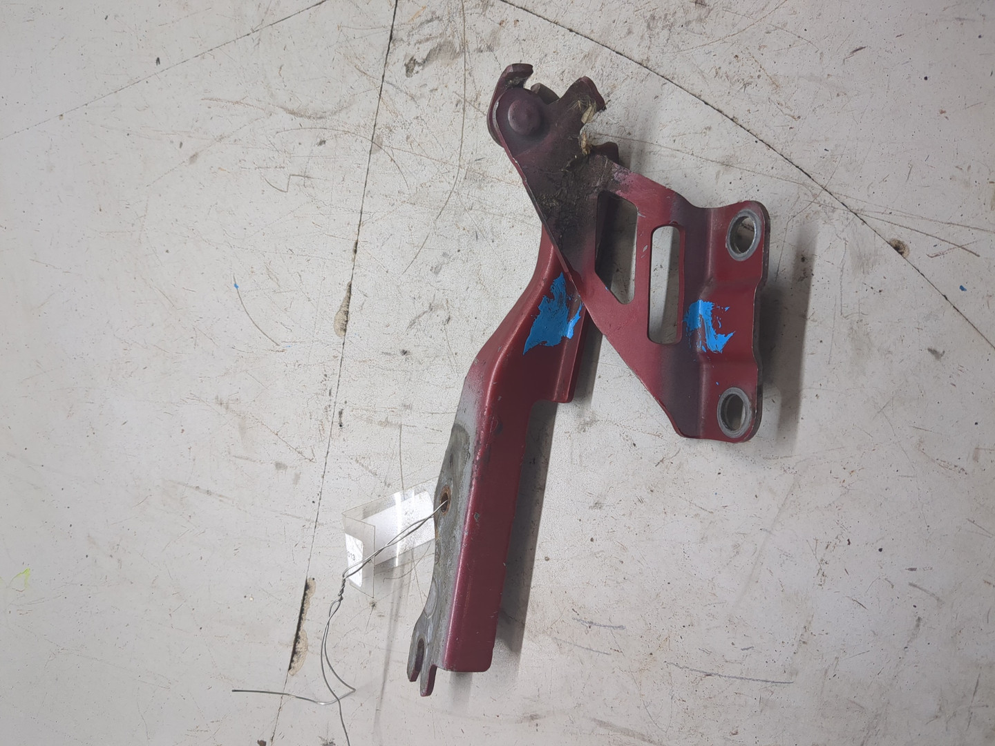 Петля капота левая