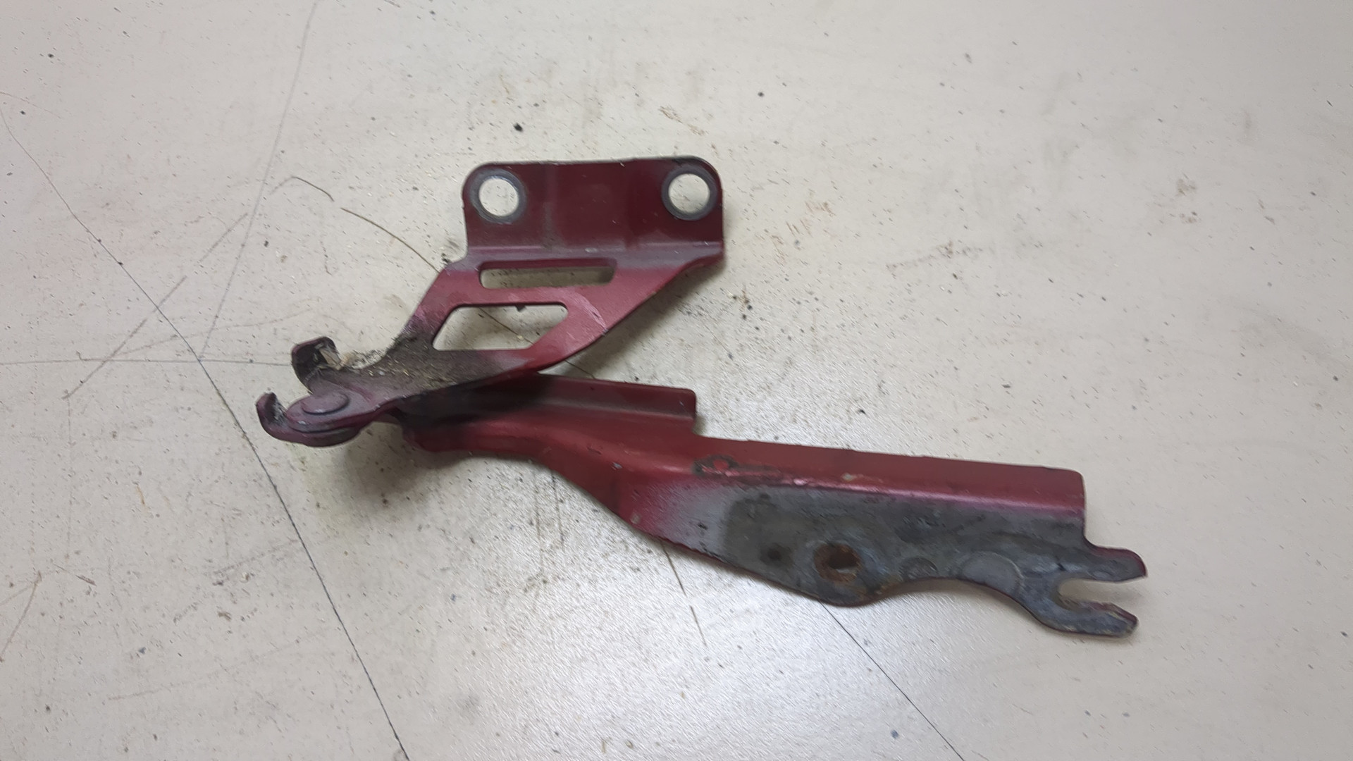 Петля капота левая