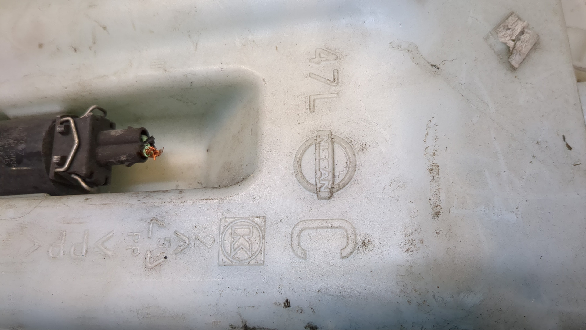 Бачок омывателя лобового стекла