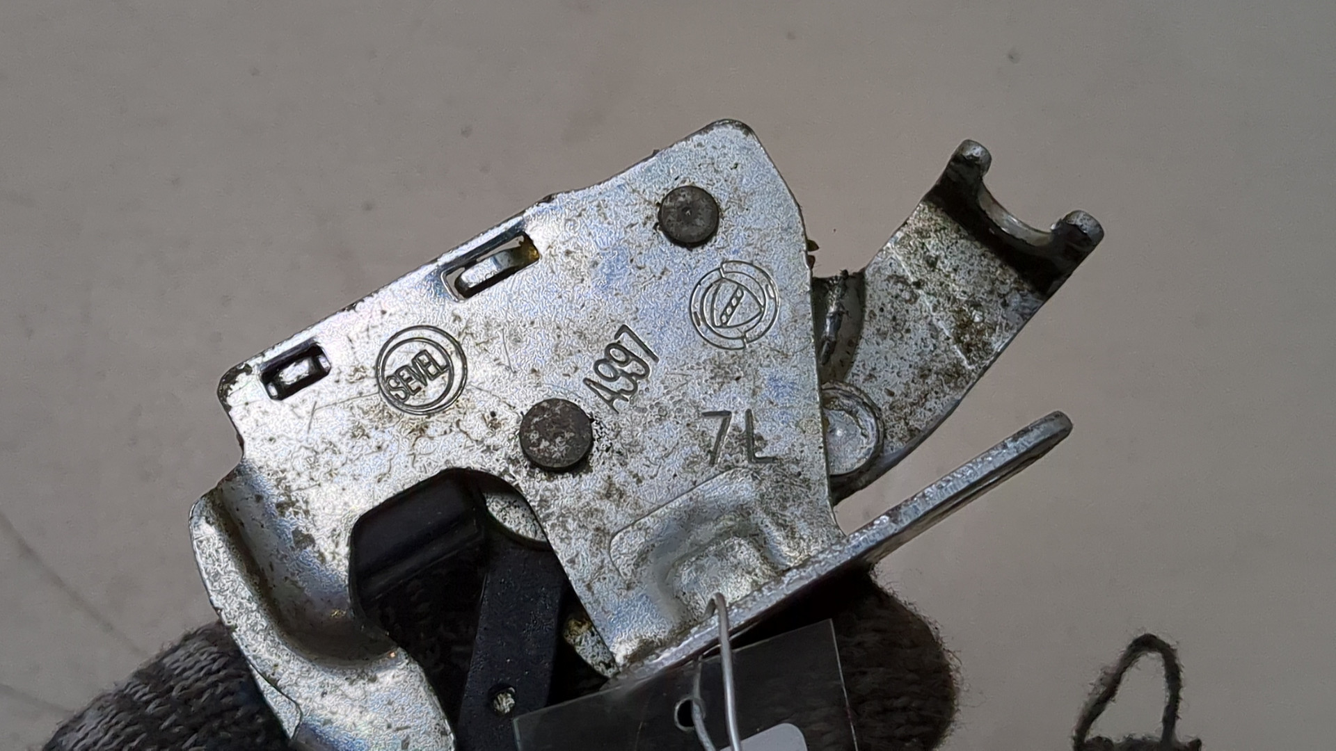 Замок двери задней левой