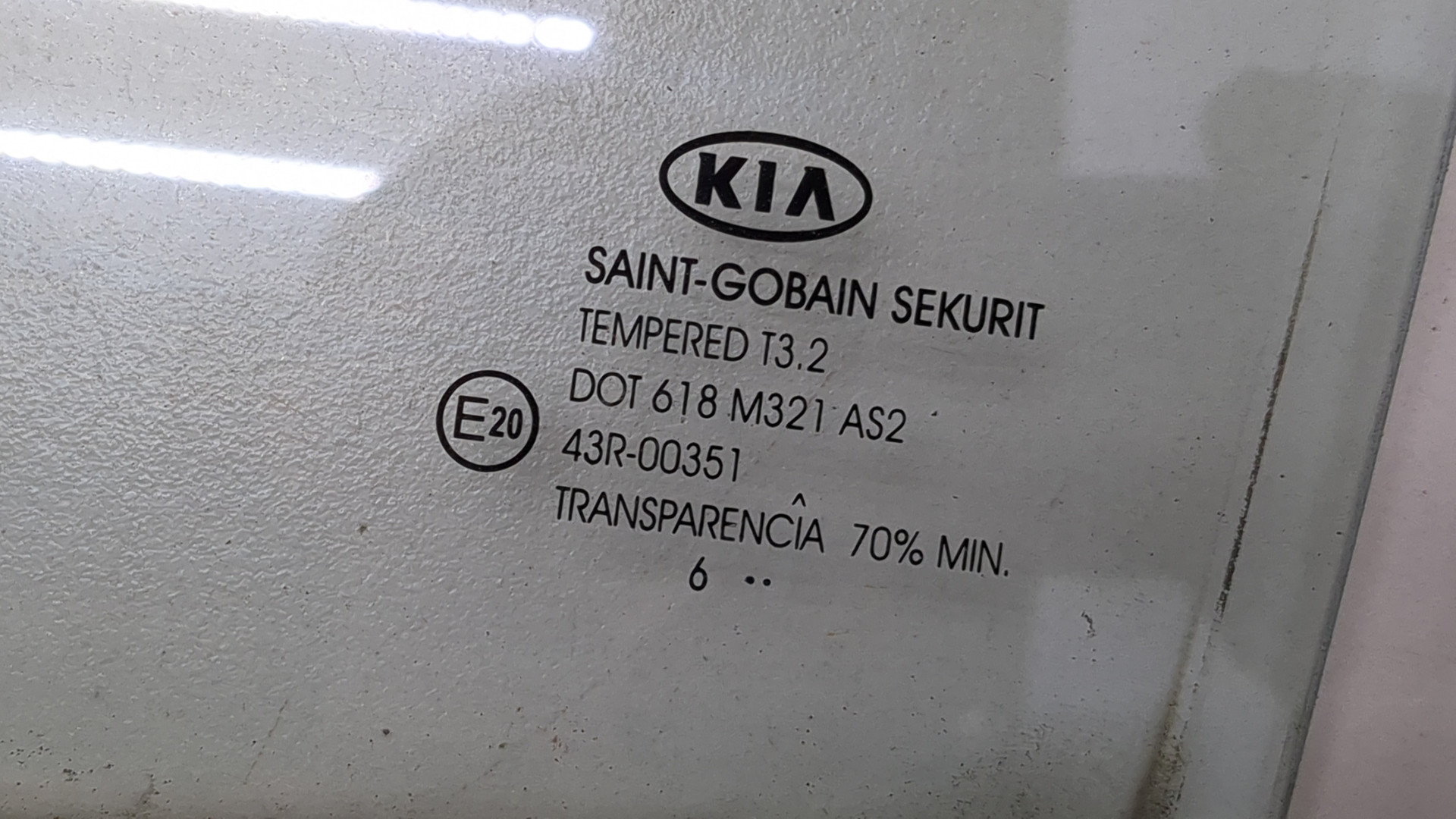 Стекло двери задней левой