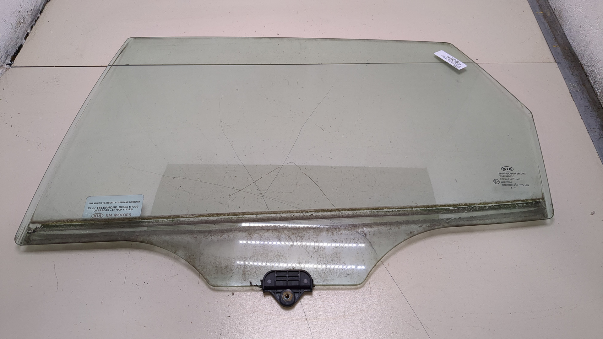 Стекло двери задней левой