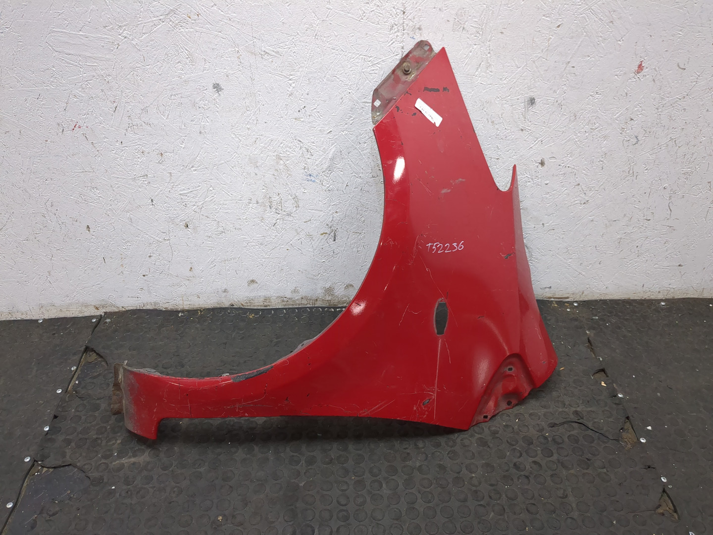 Крыло переднее левое