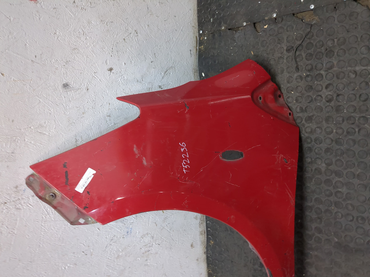 Крыло переднее левое