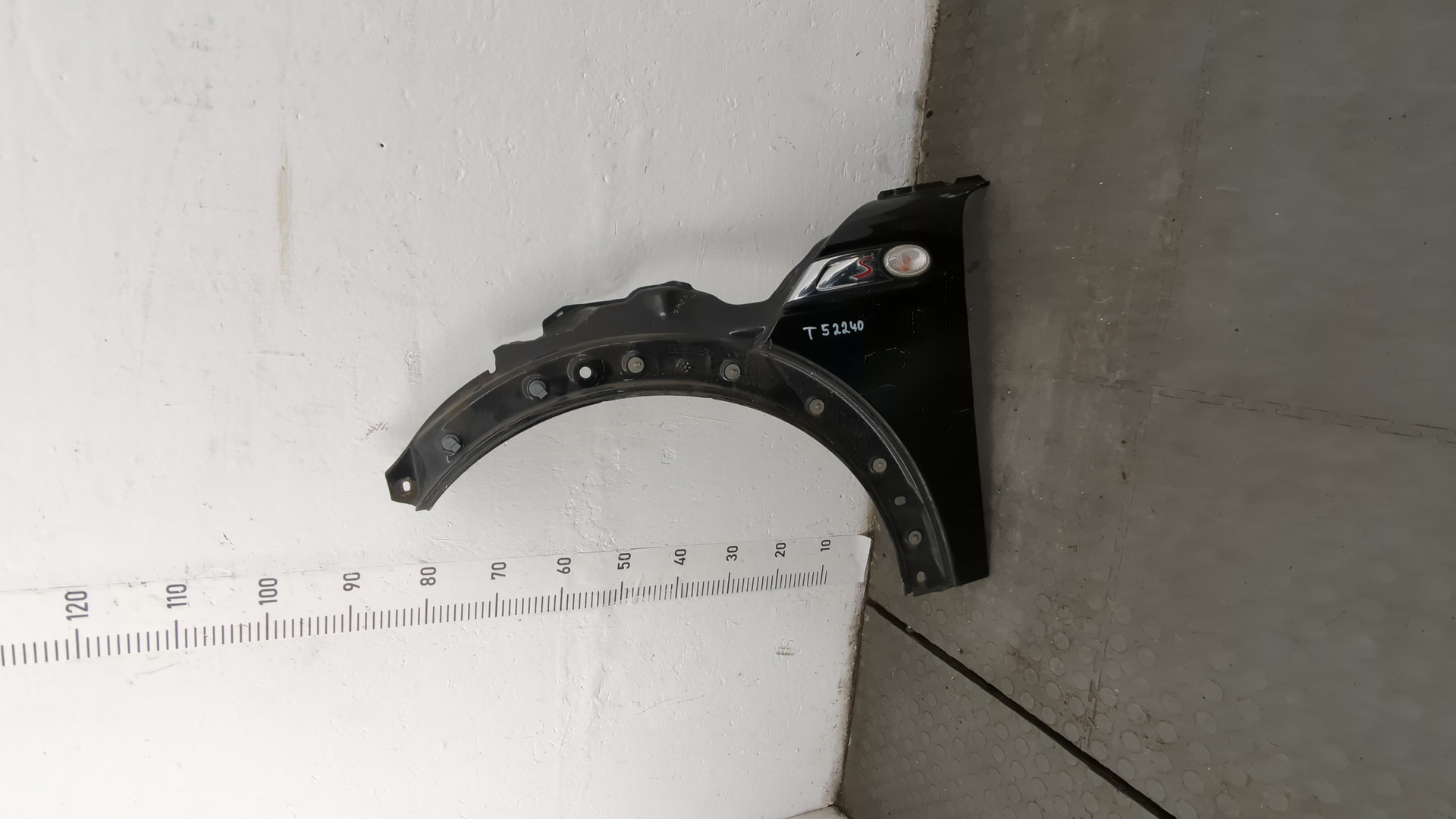 Крыло переднее левое