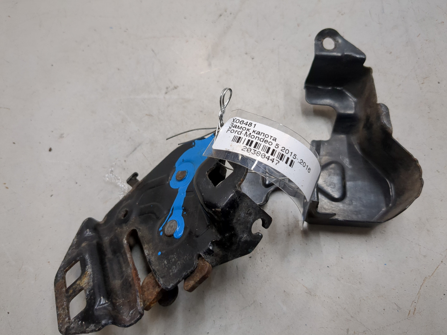 Замок капота