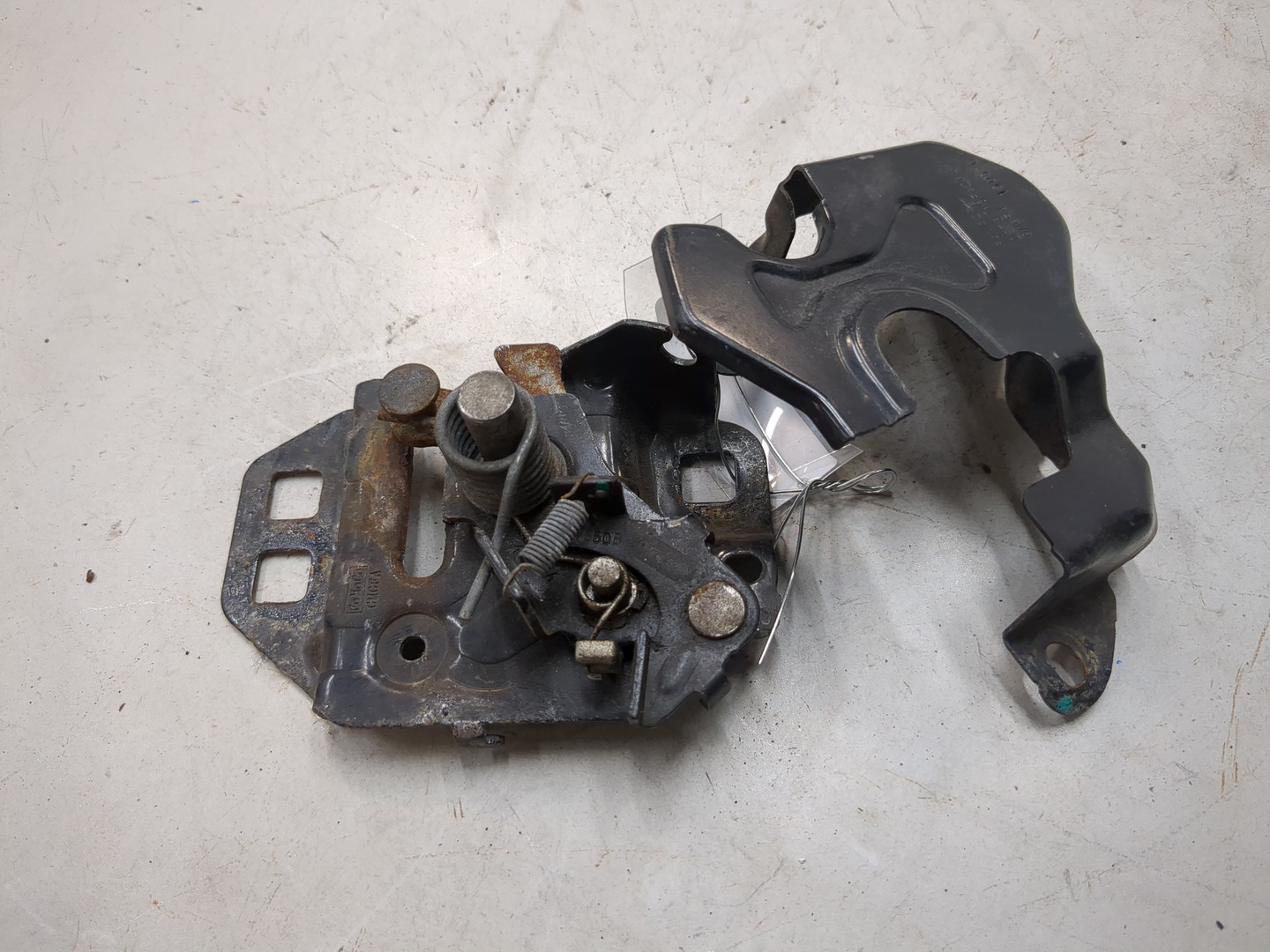 Замок капота