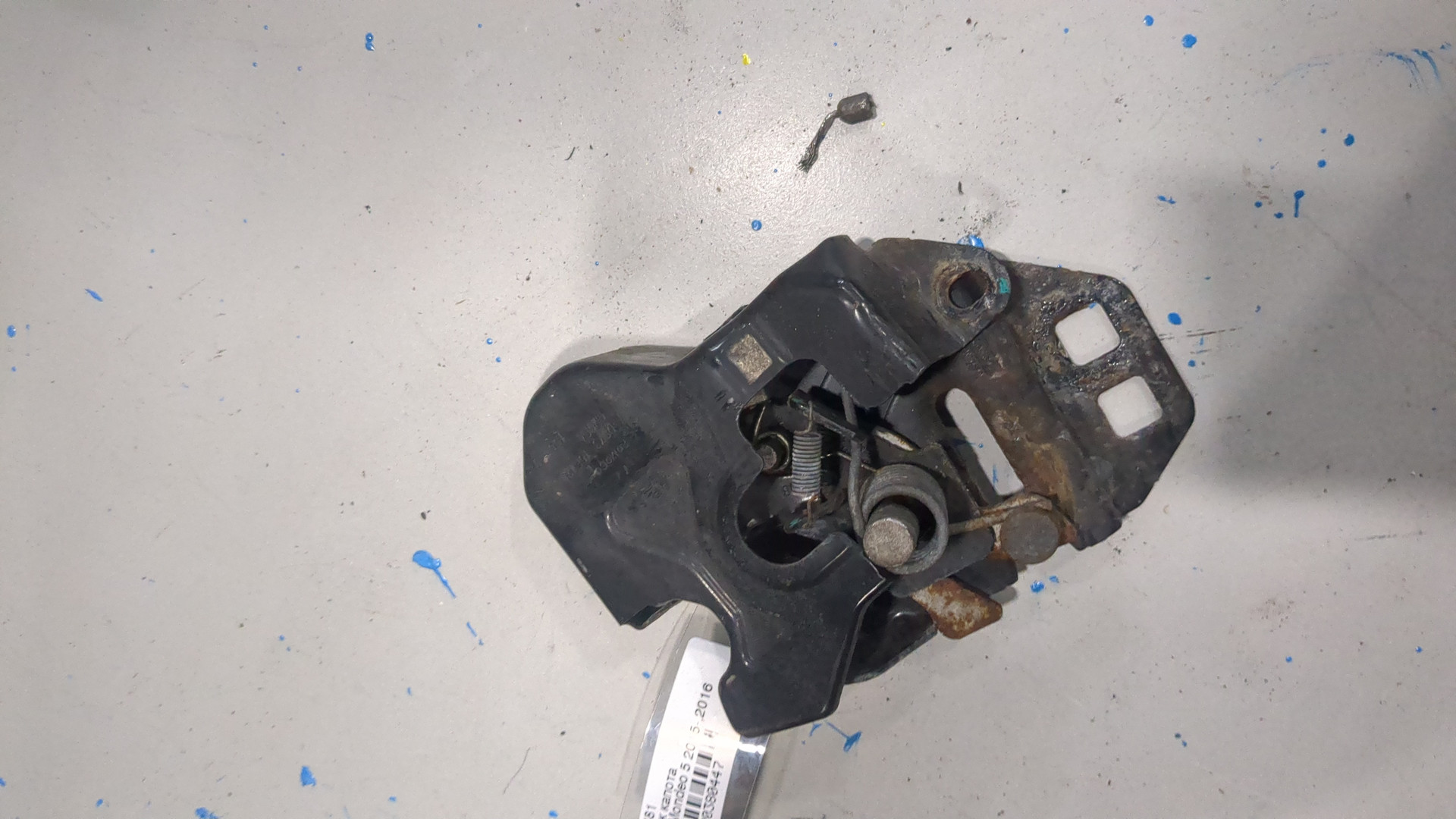 Замок капота