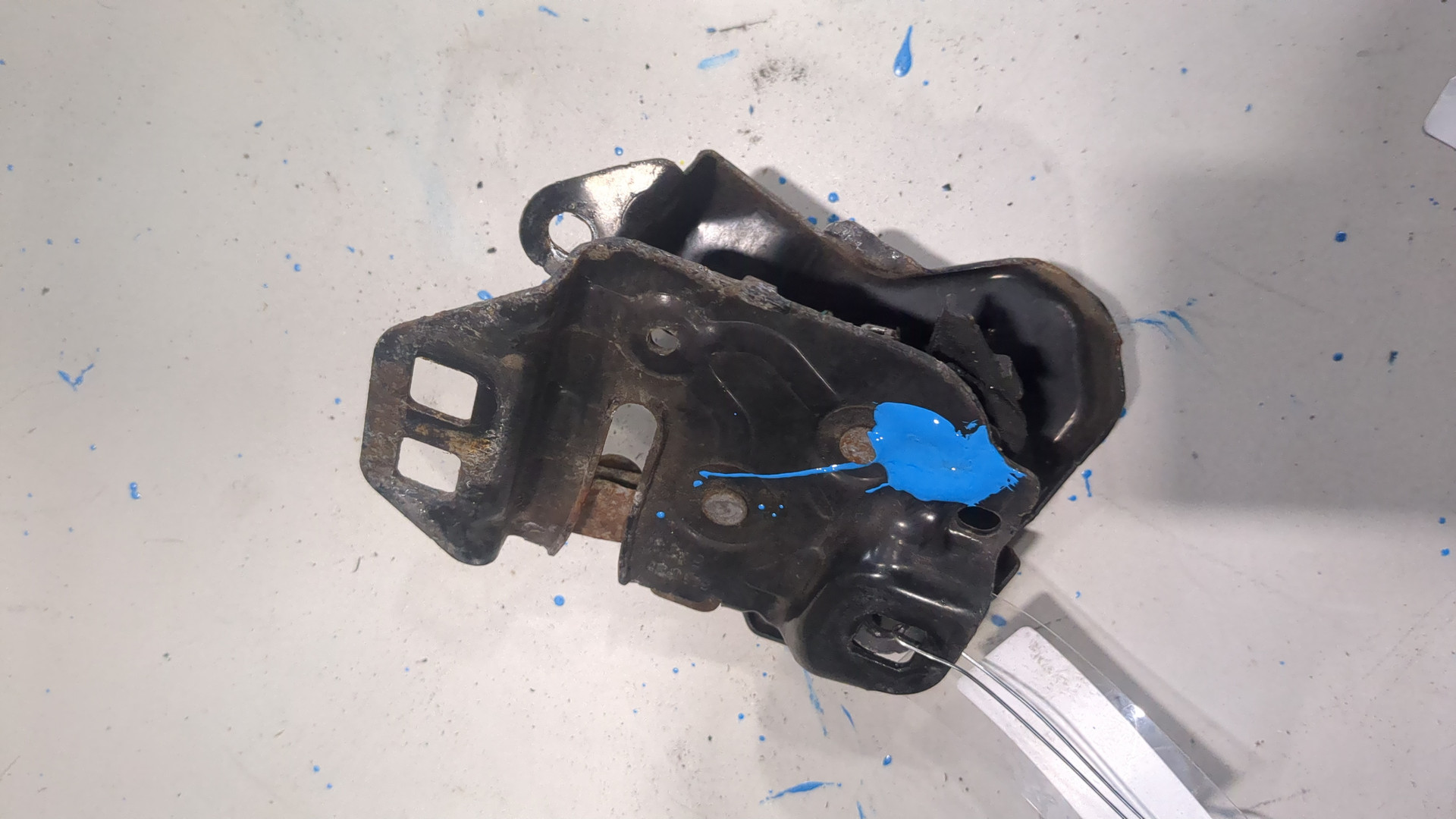 Замок капота