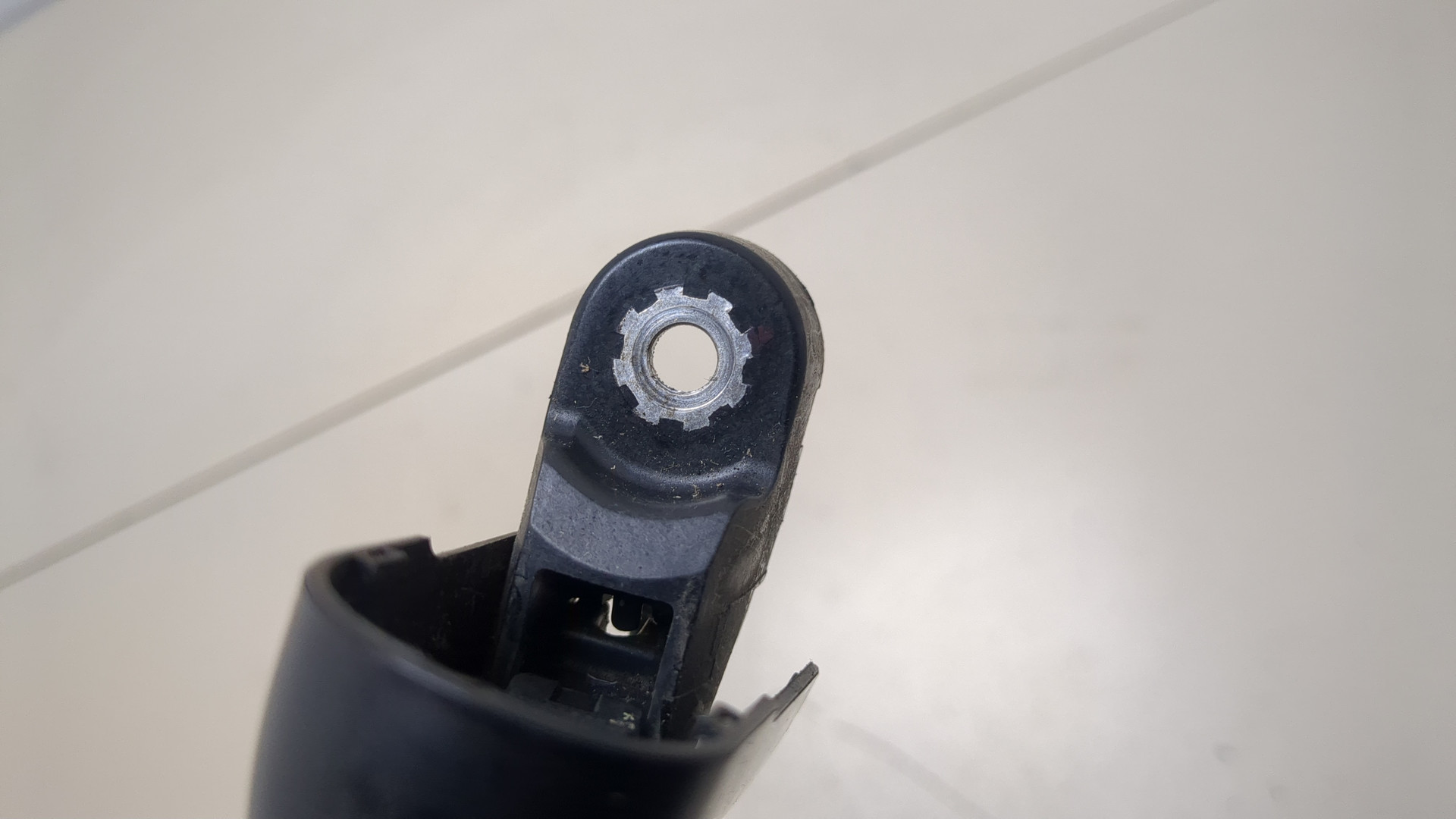 Поводок стеклоочистителя заднего