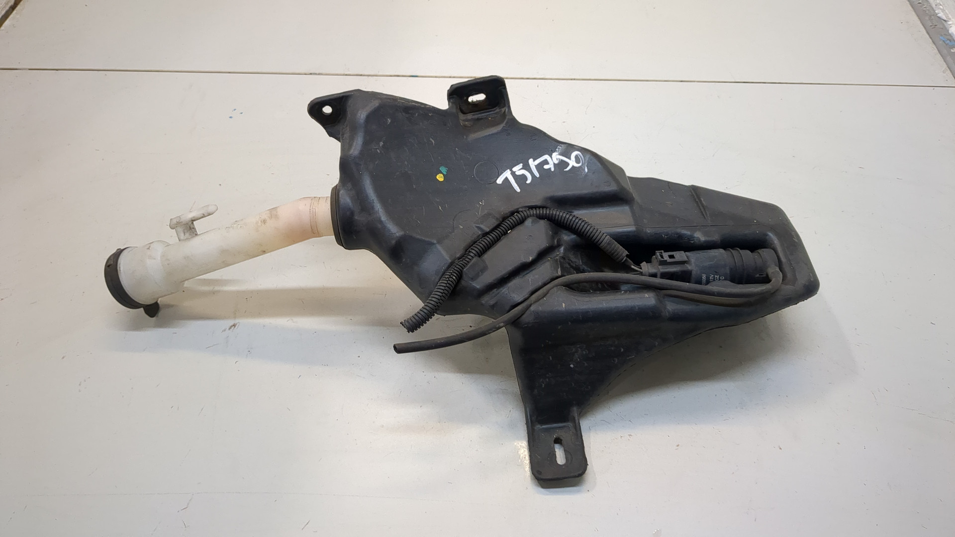 Бачок омывателя лобового стекла