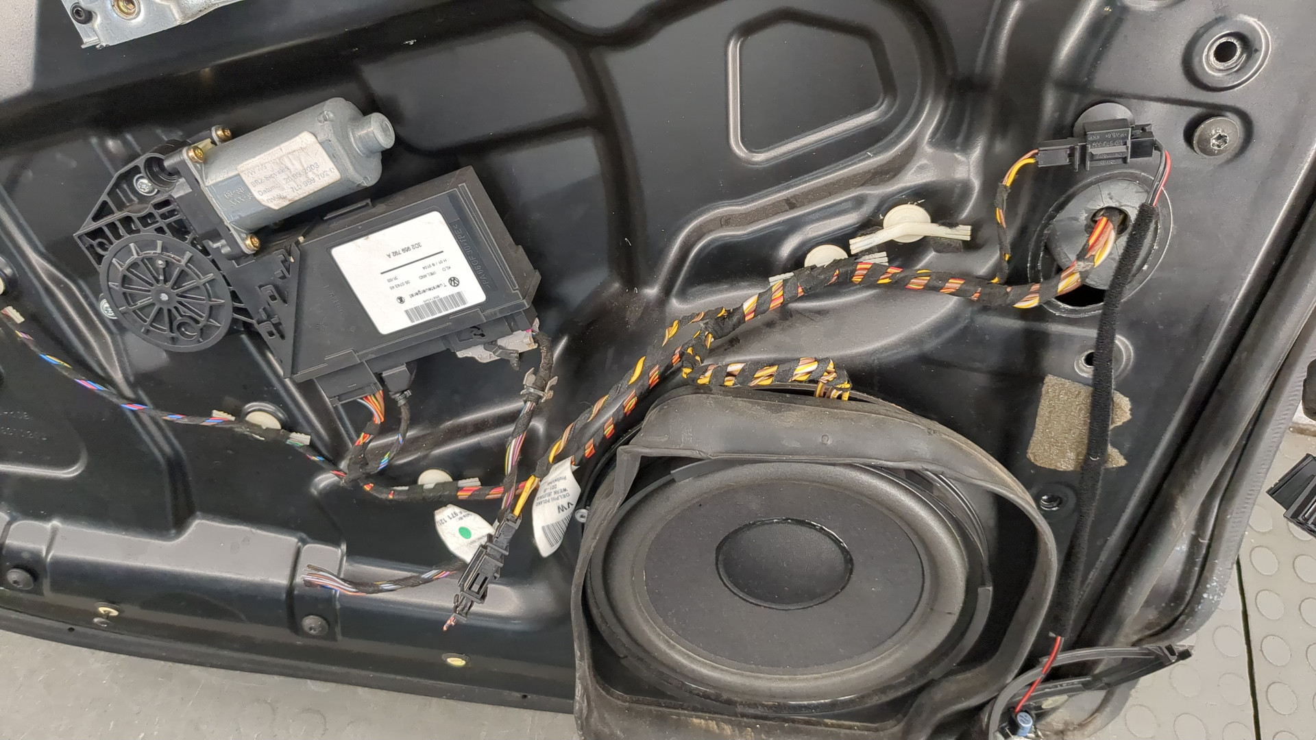 Дверь передняя левая