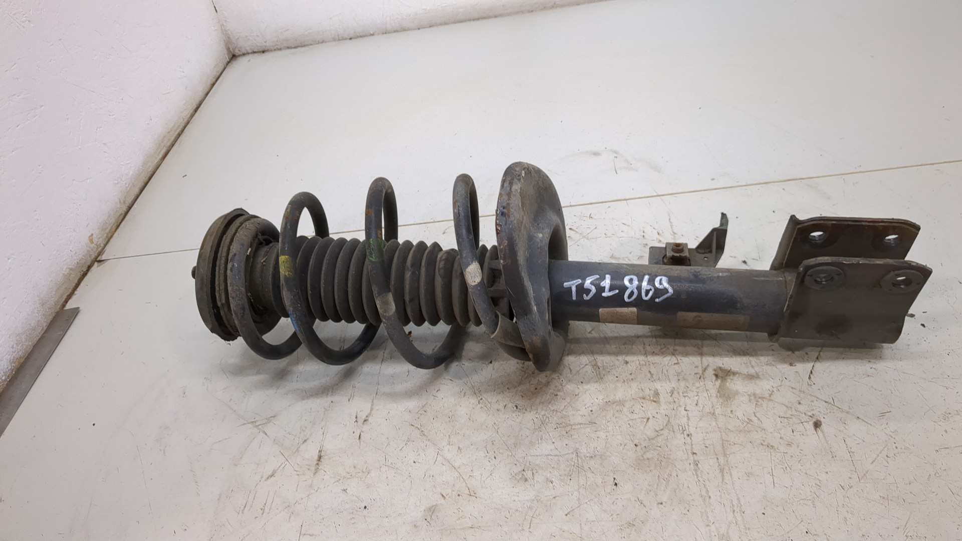 Амортизатор передний левый