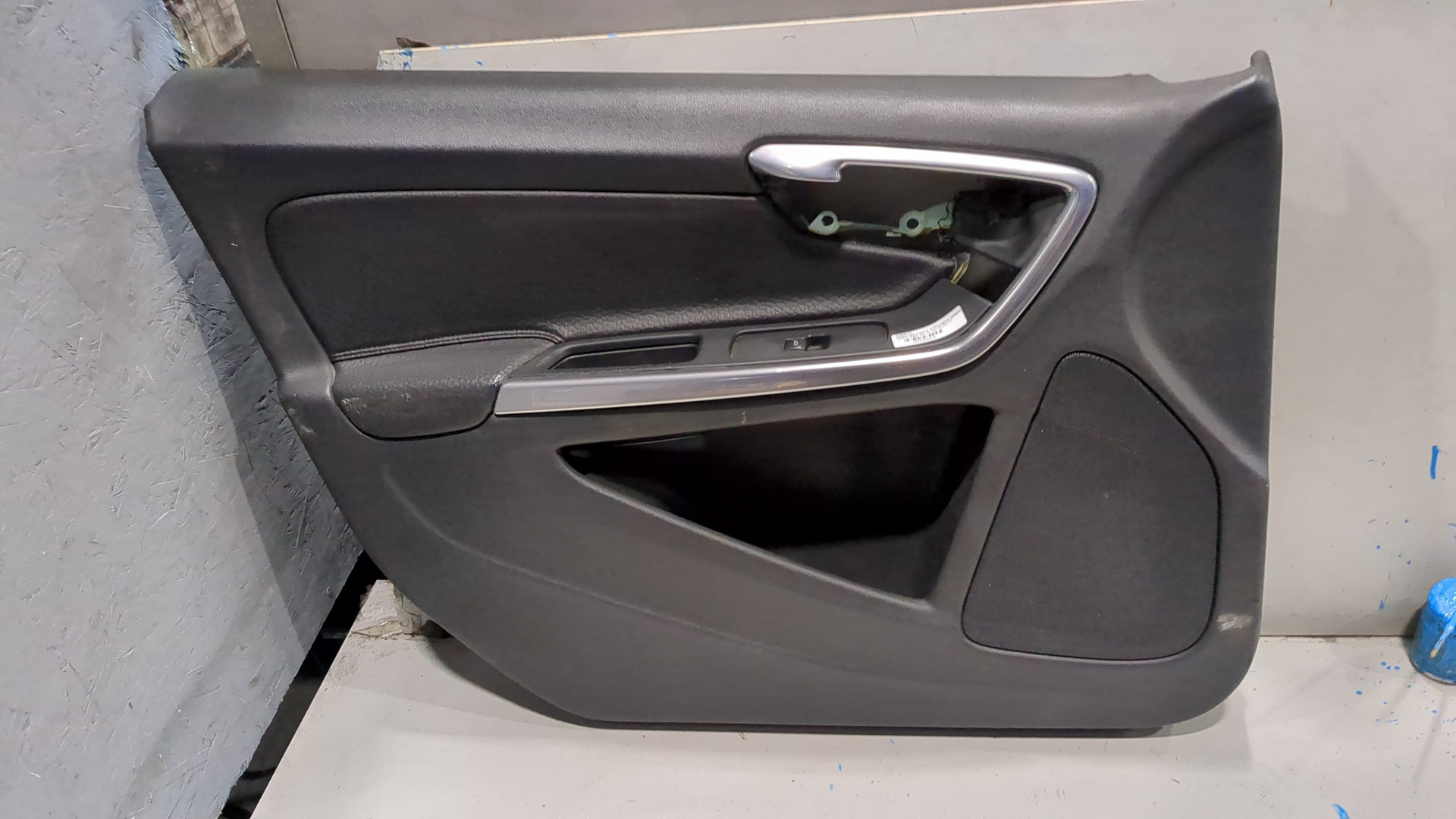 Обшивка двери передней левой