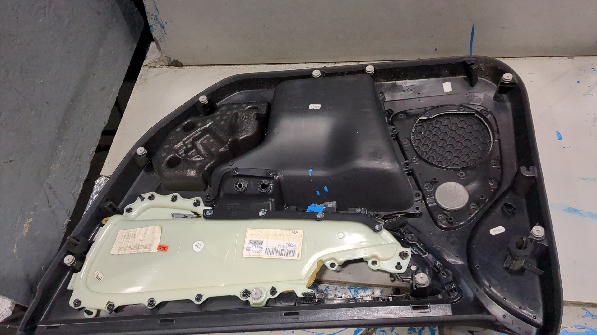 Обшивка двери передней левой