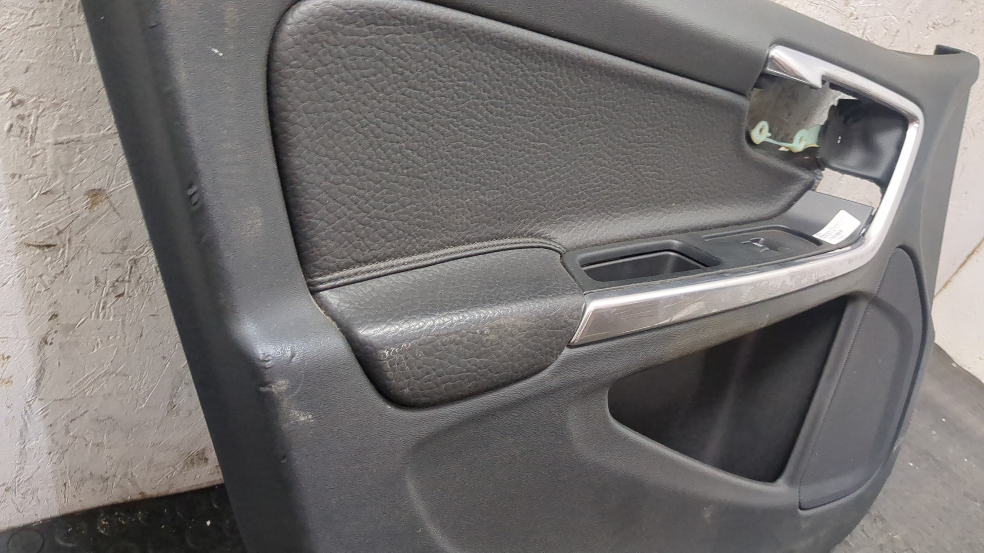 Обшивка двери передней левой