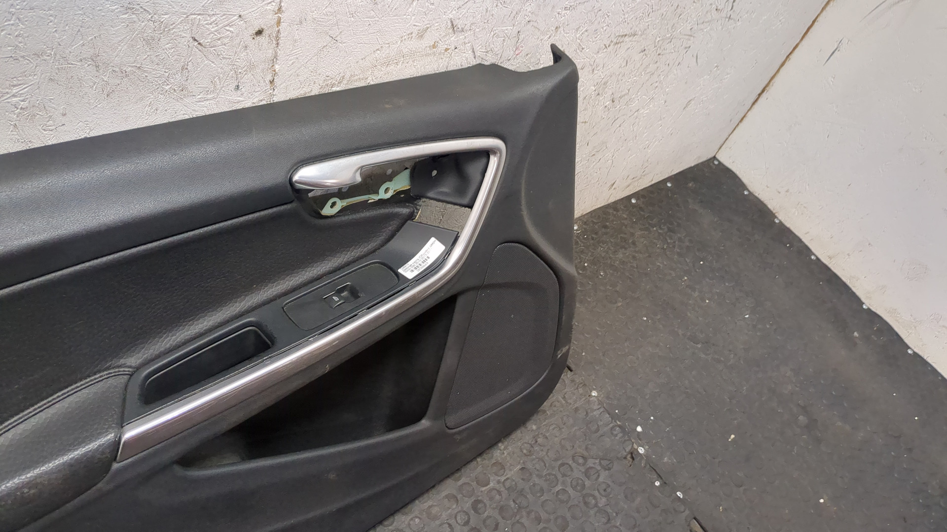 Обшивка двери передней левой