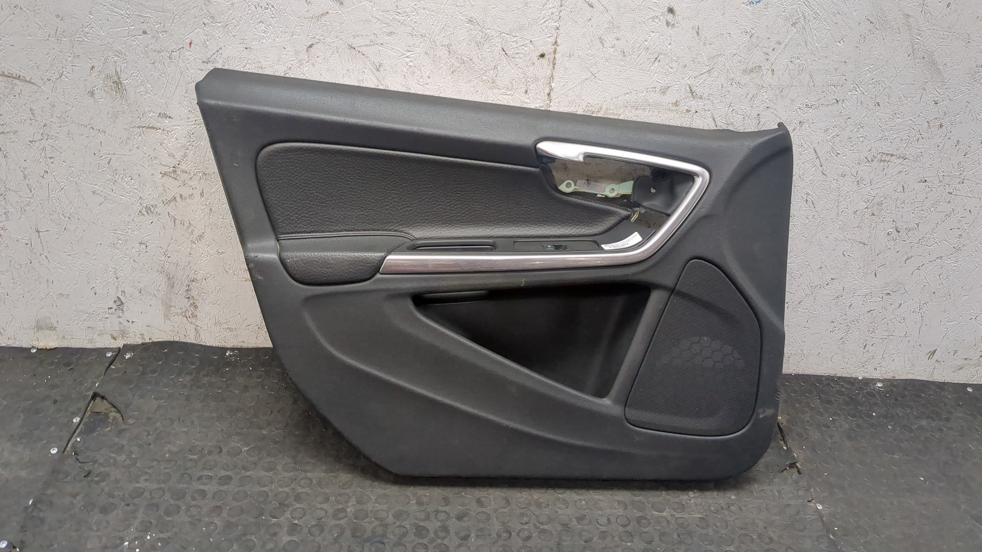 Обшивка двери передней левой