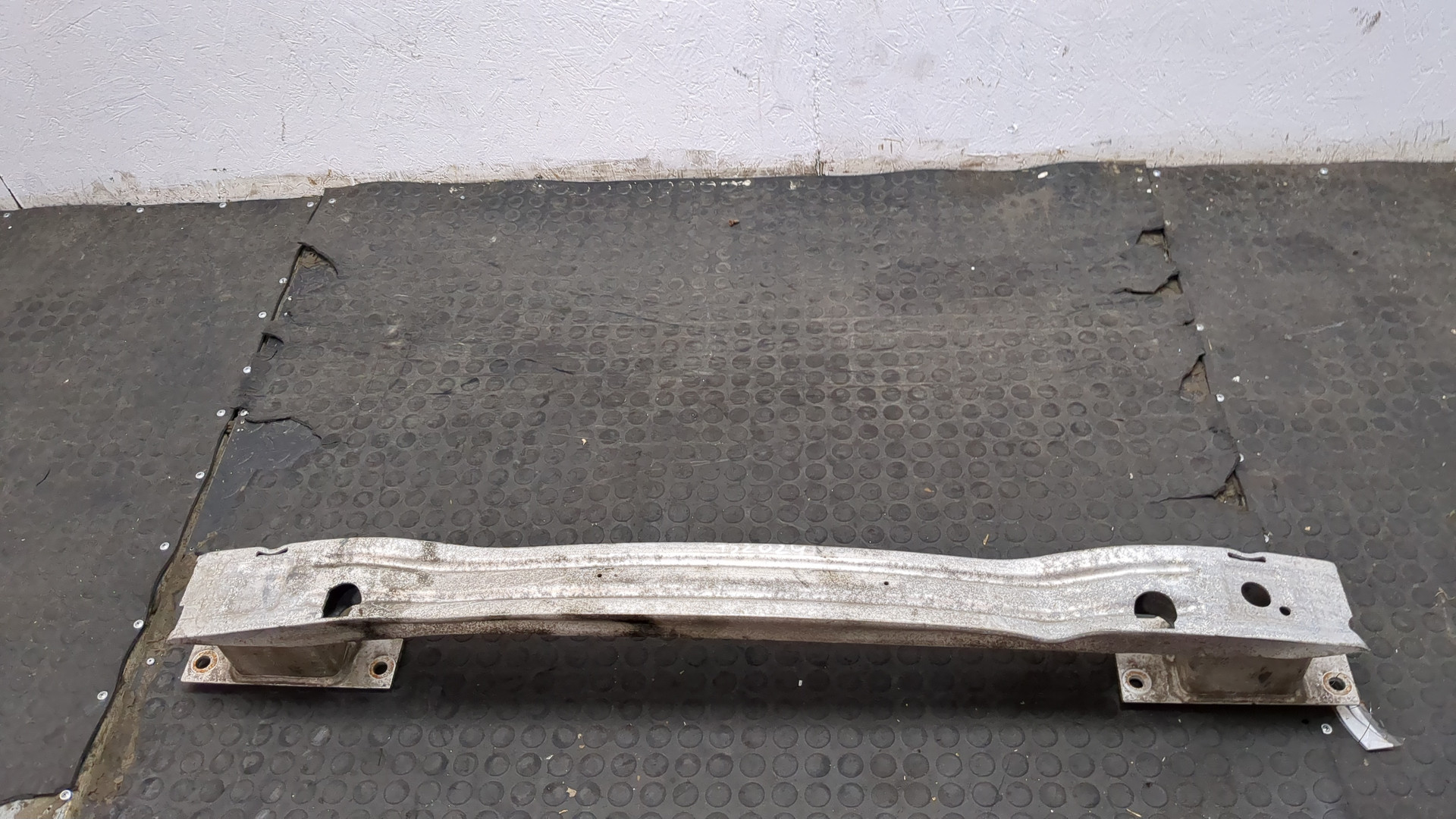 Усилитель заднего бампера