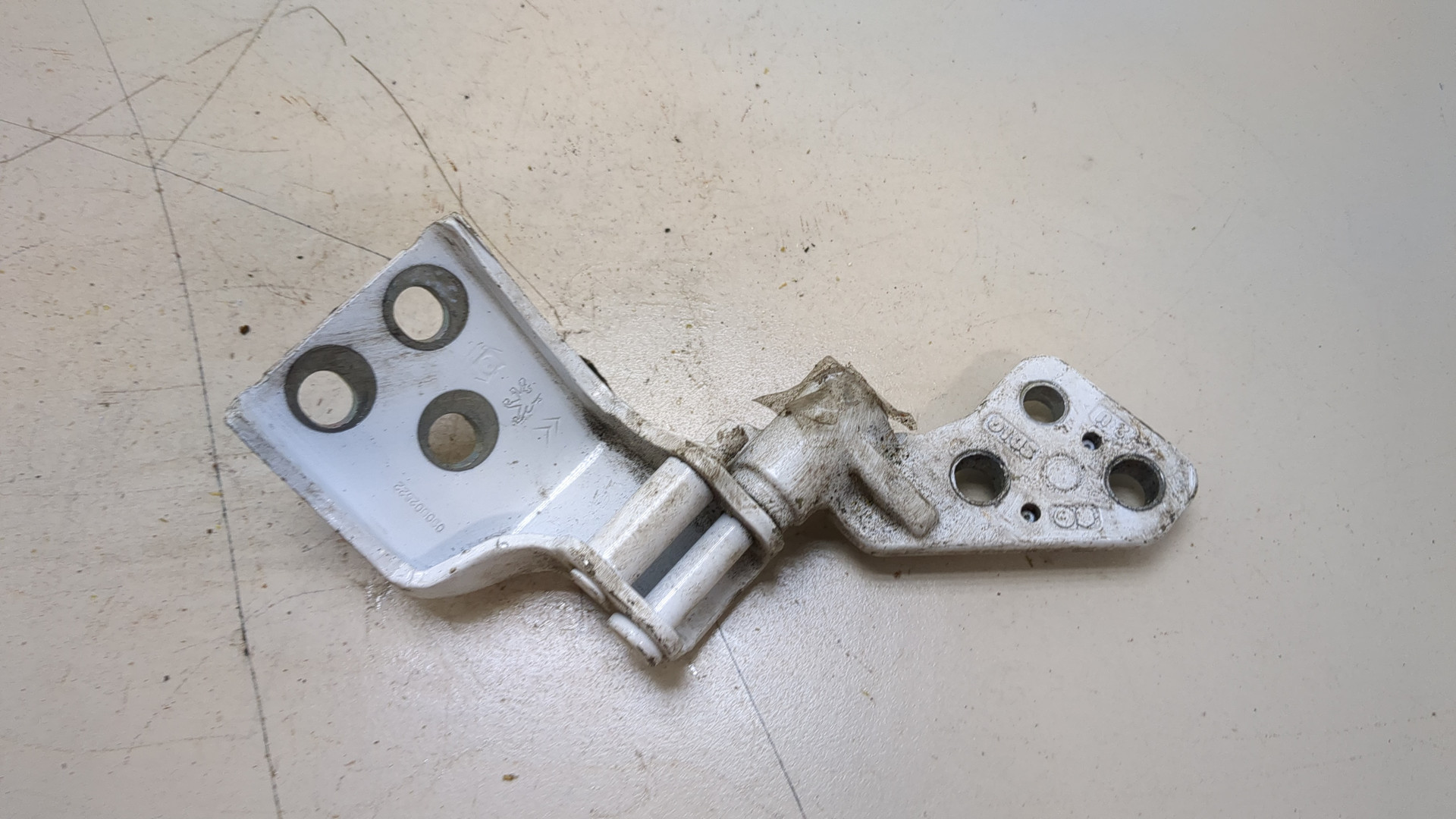 Петля двери