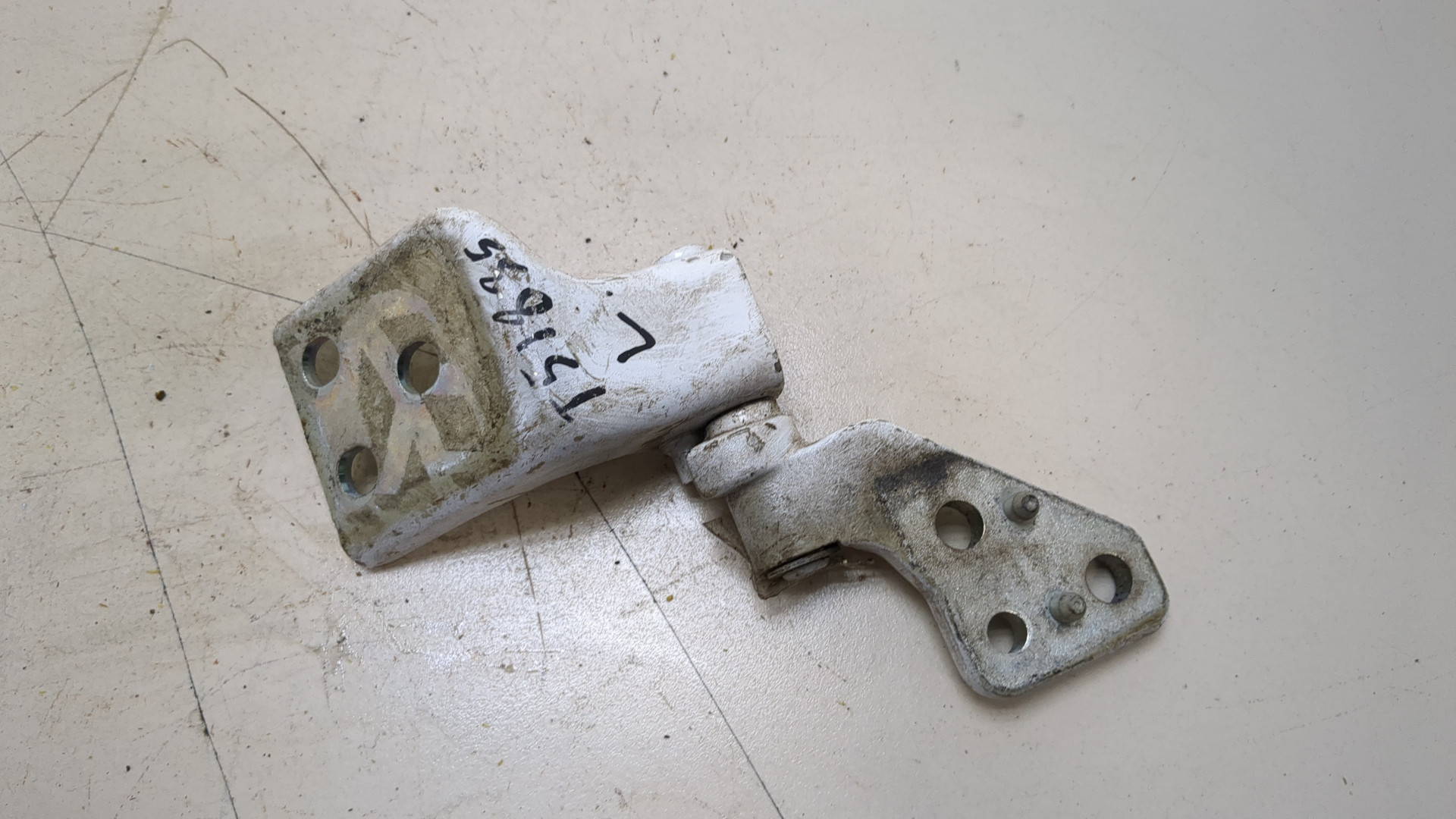 Петля двери