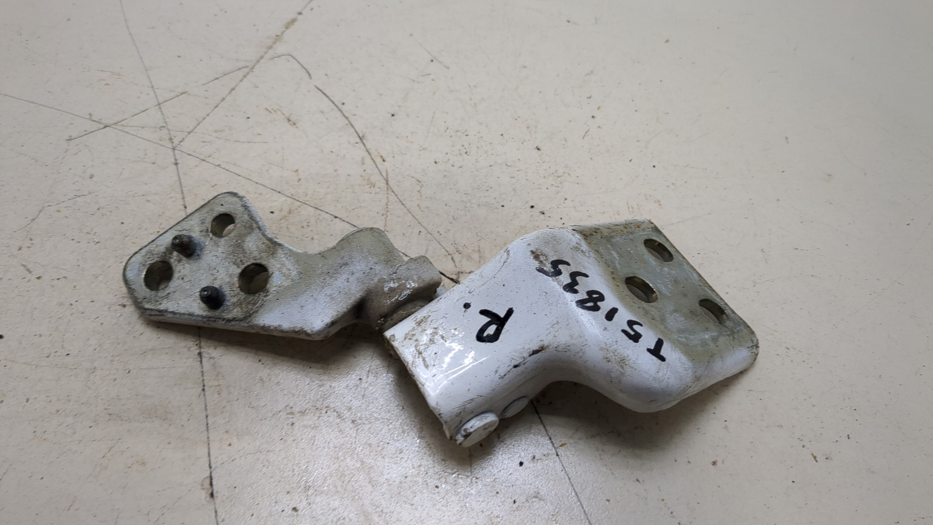 Петля двери