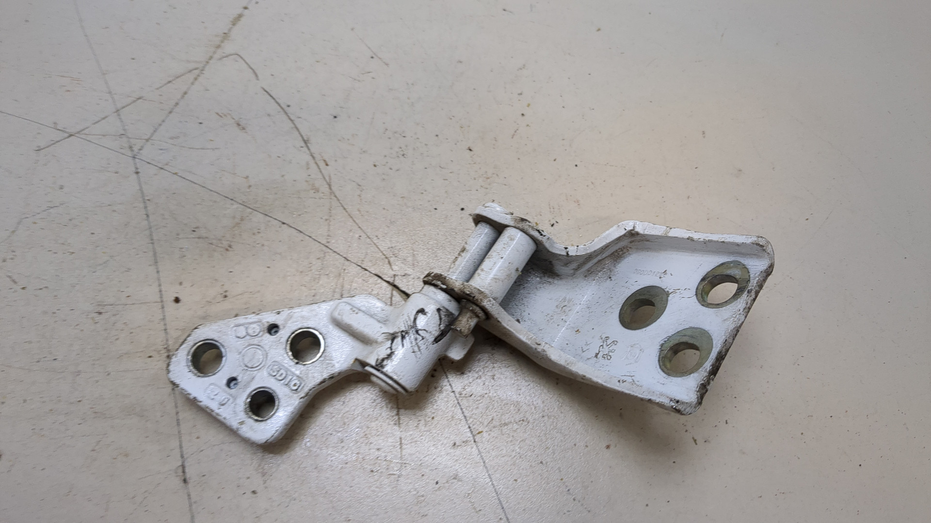 Петля двери