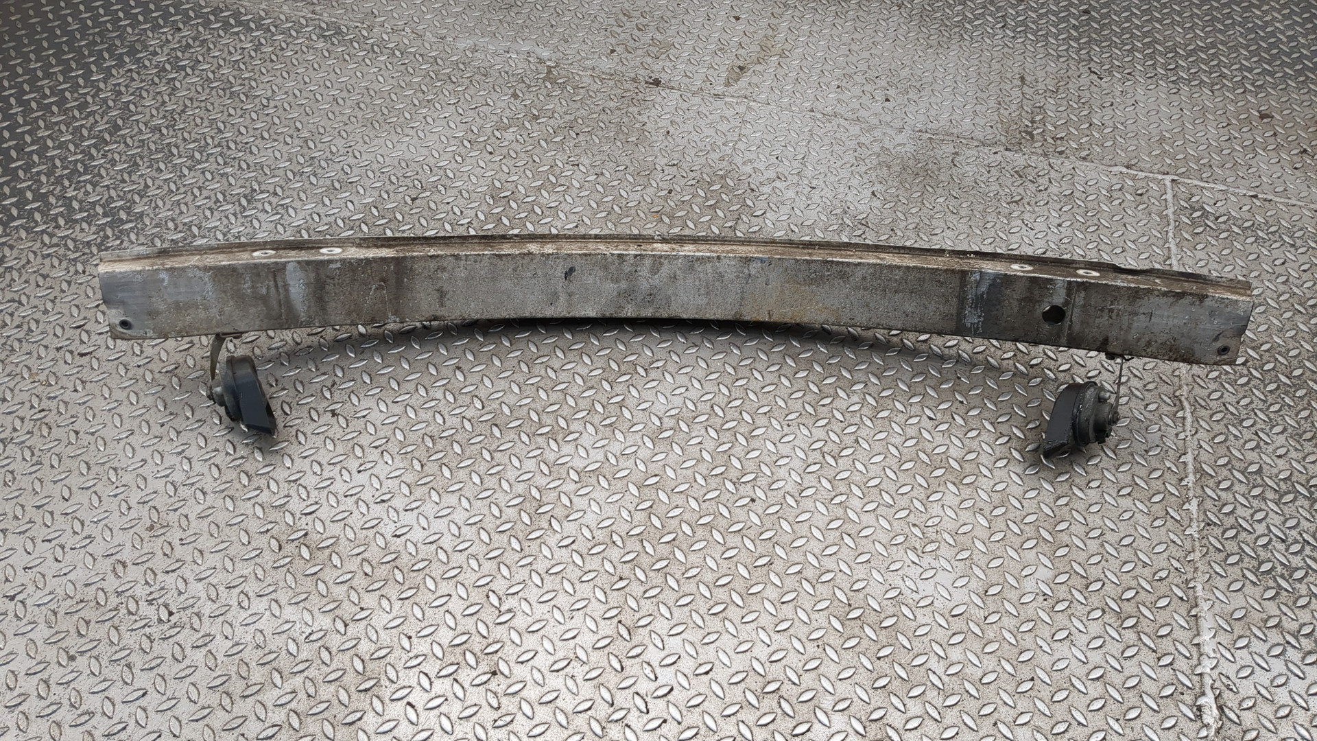 Усилитель переднего бампера