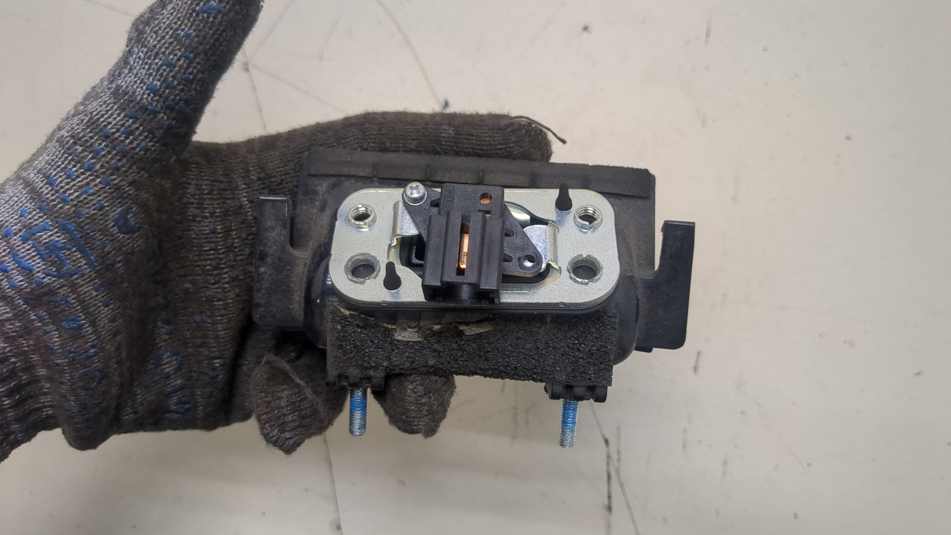 Кнопка открывания багажника