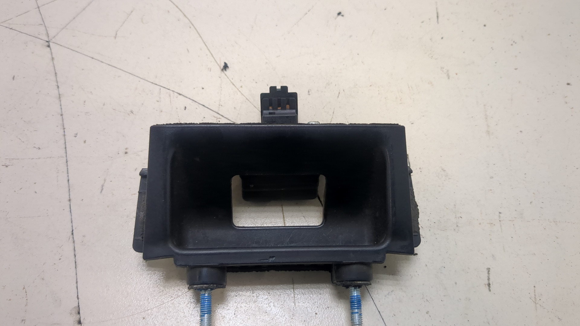 Кнопка открывания багажника