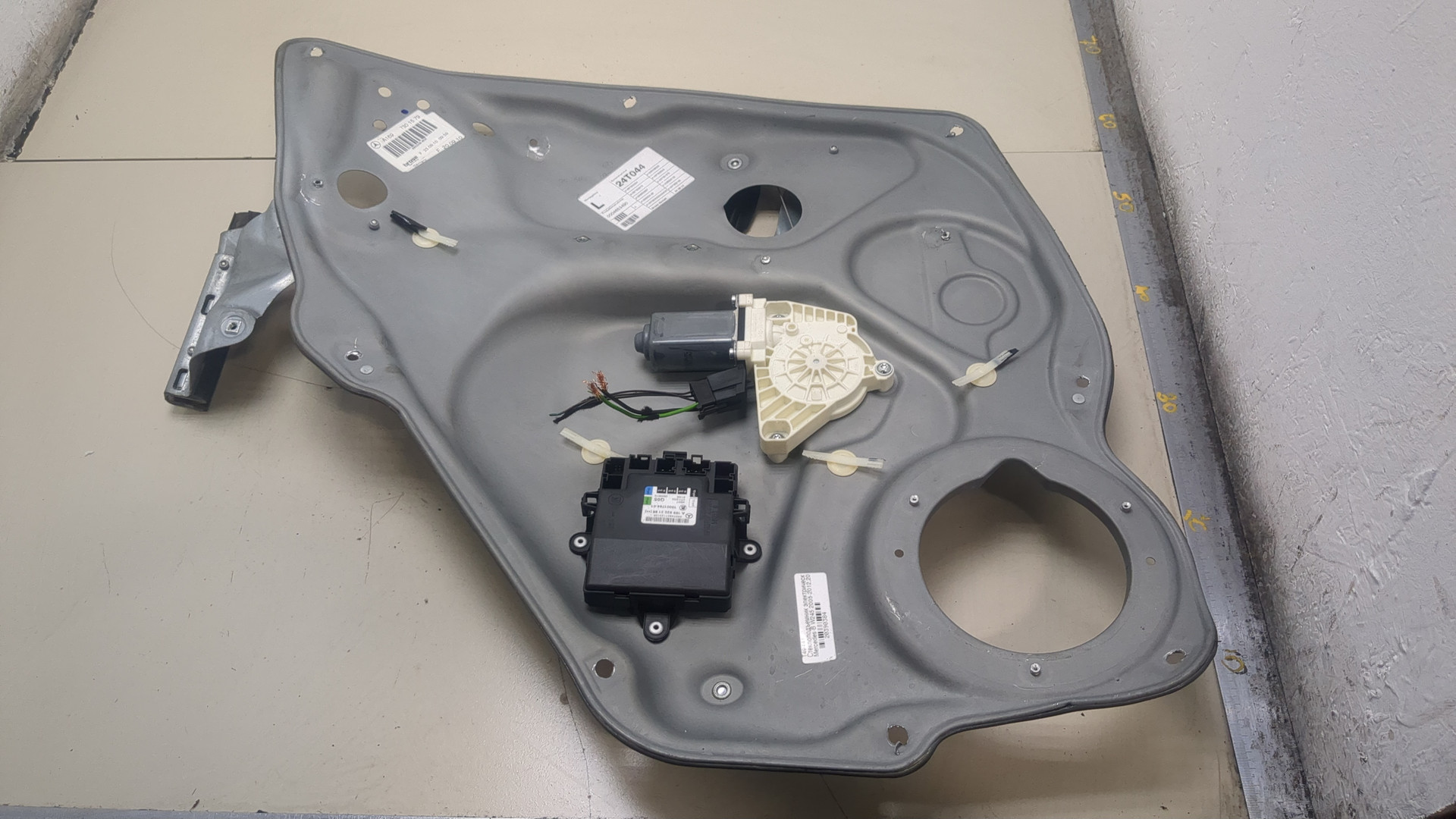 Стеклоподъемник электр. задний левый