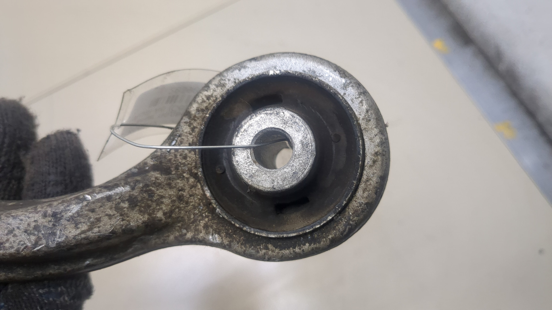 Рычаг передний левый