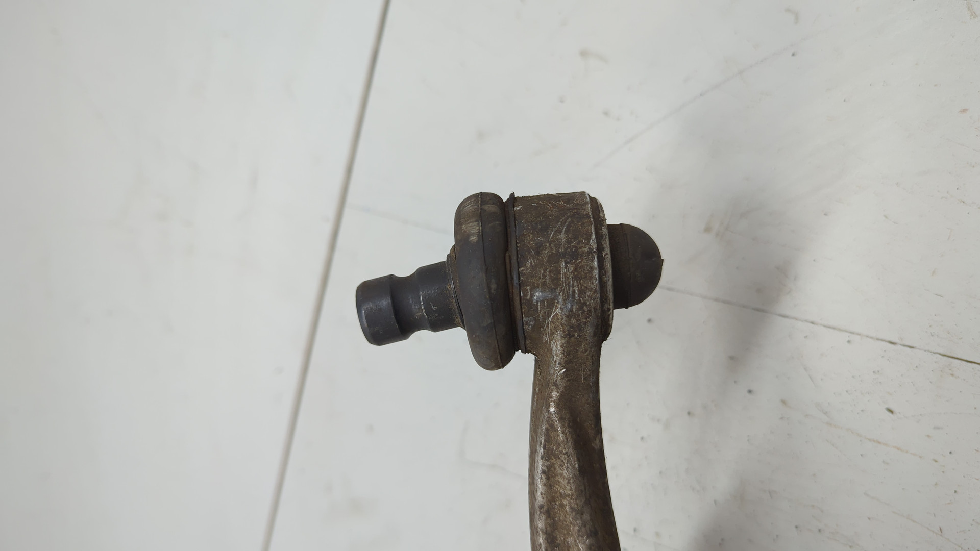 Рычаг передний левый