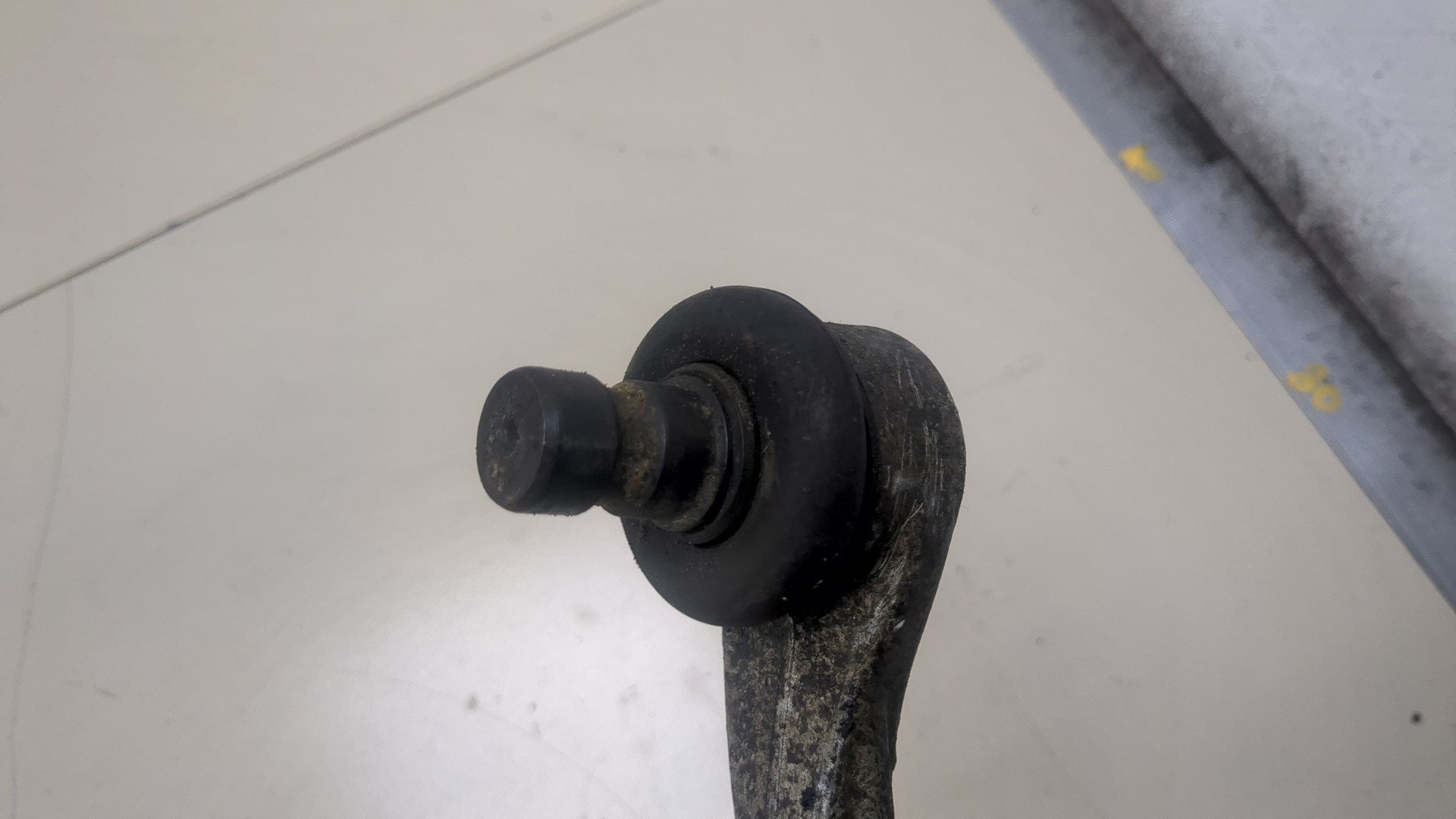 Рычаг передний левый