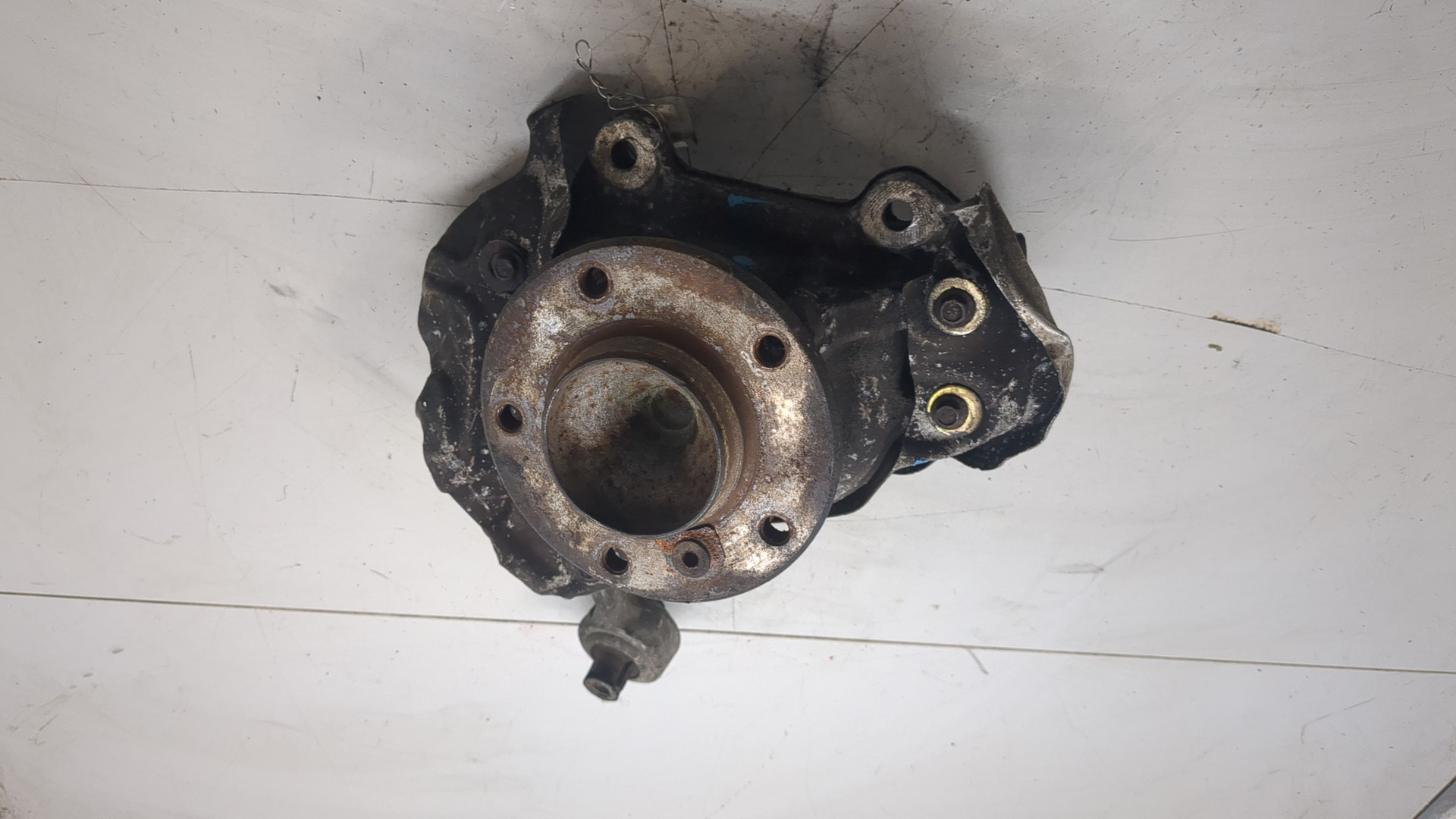 Кулак поворотный передний правый