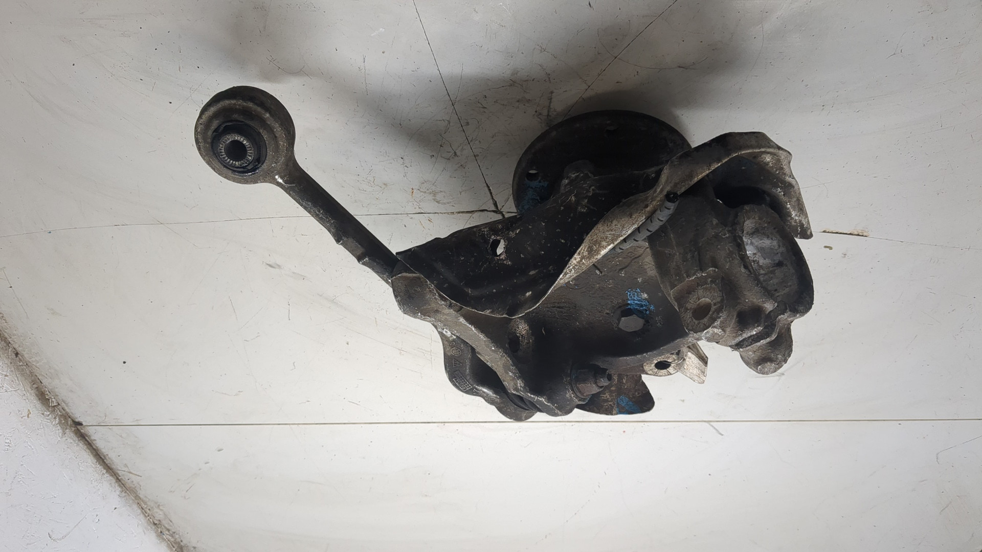 Кулак поворотный передний правый