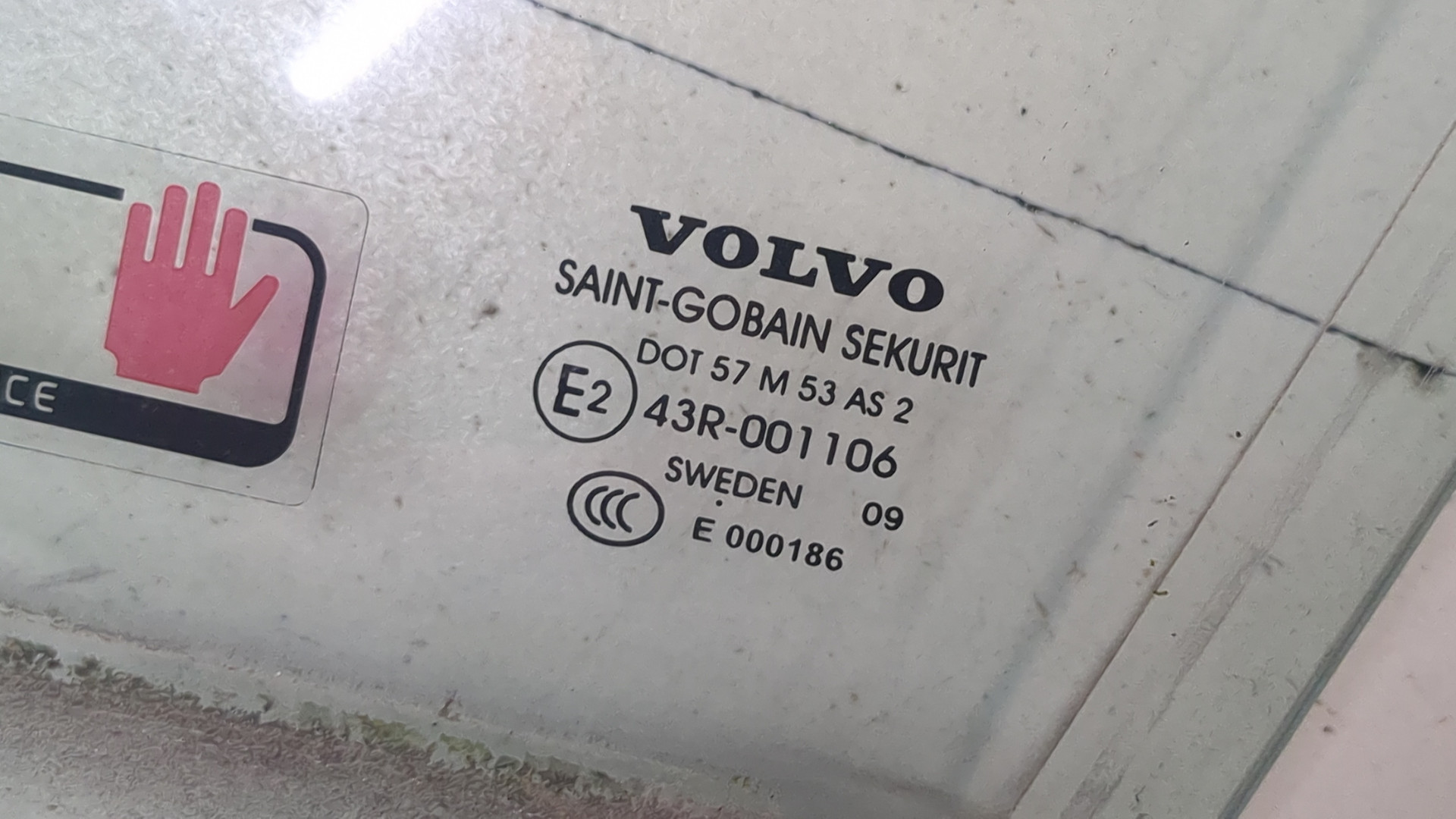 Стекло двери передней левой