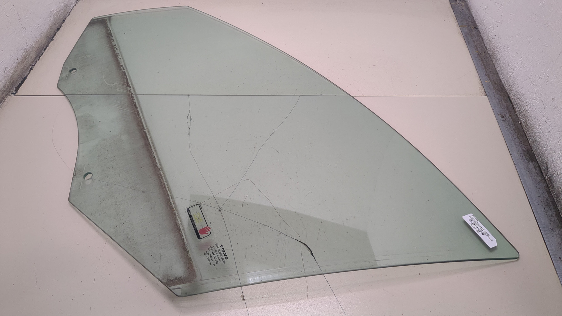 Стекло двери передней левой