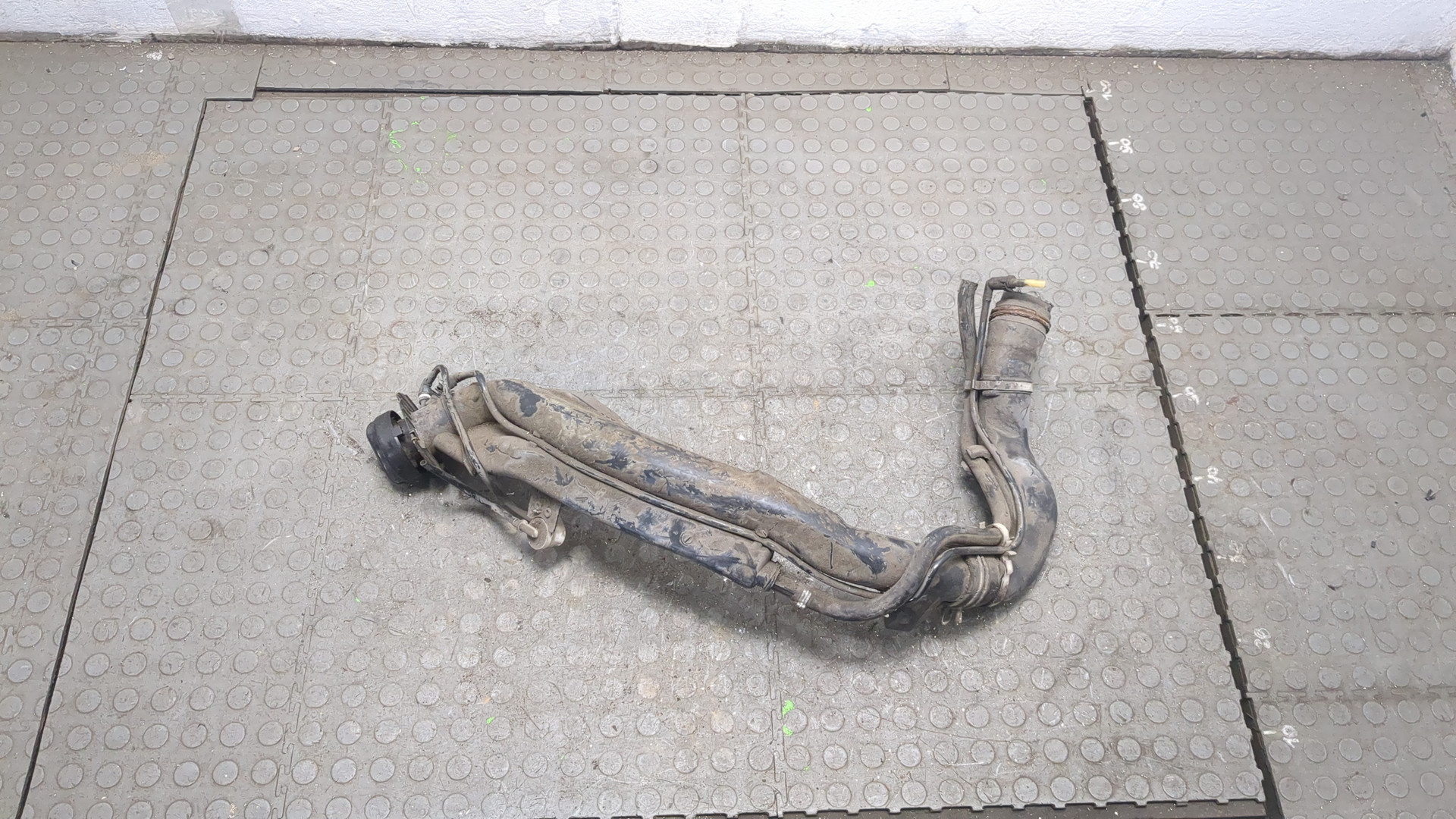 Горловина топливного бака