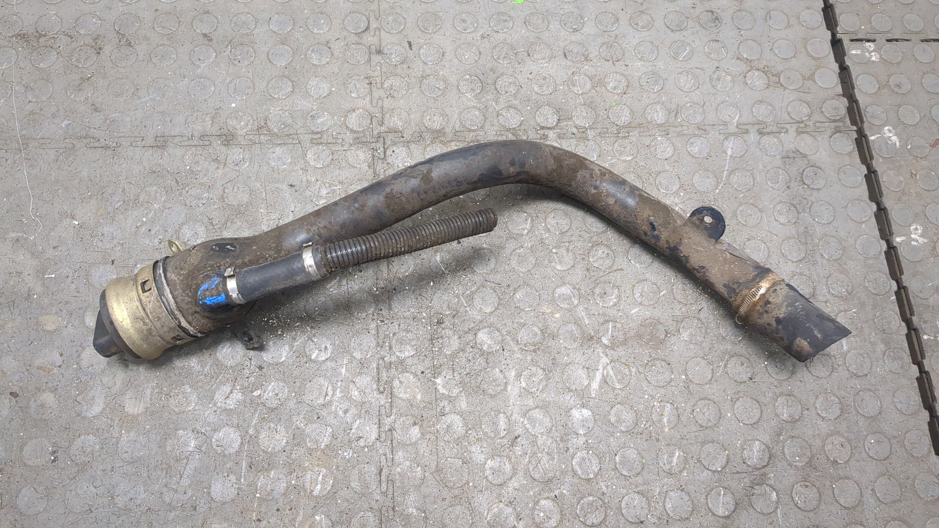 Горловина топливного бака