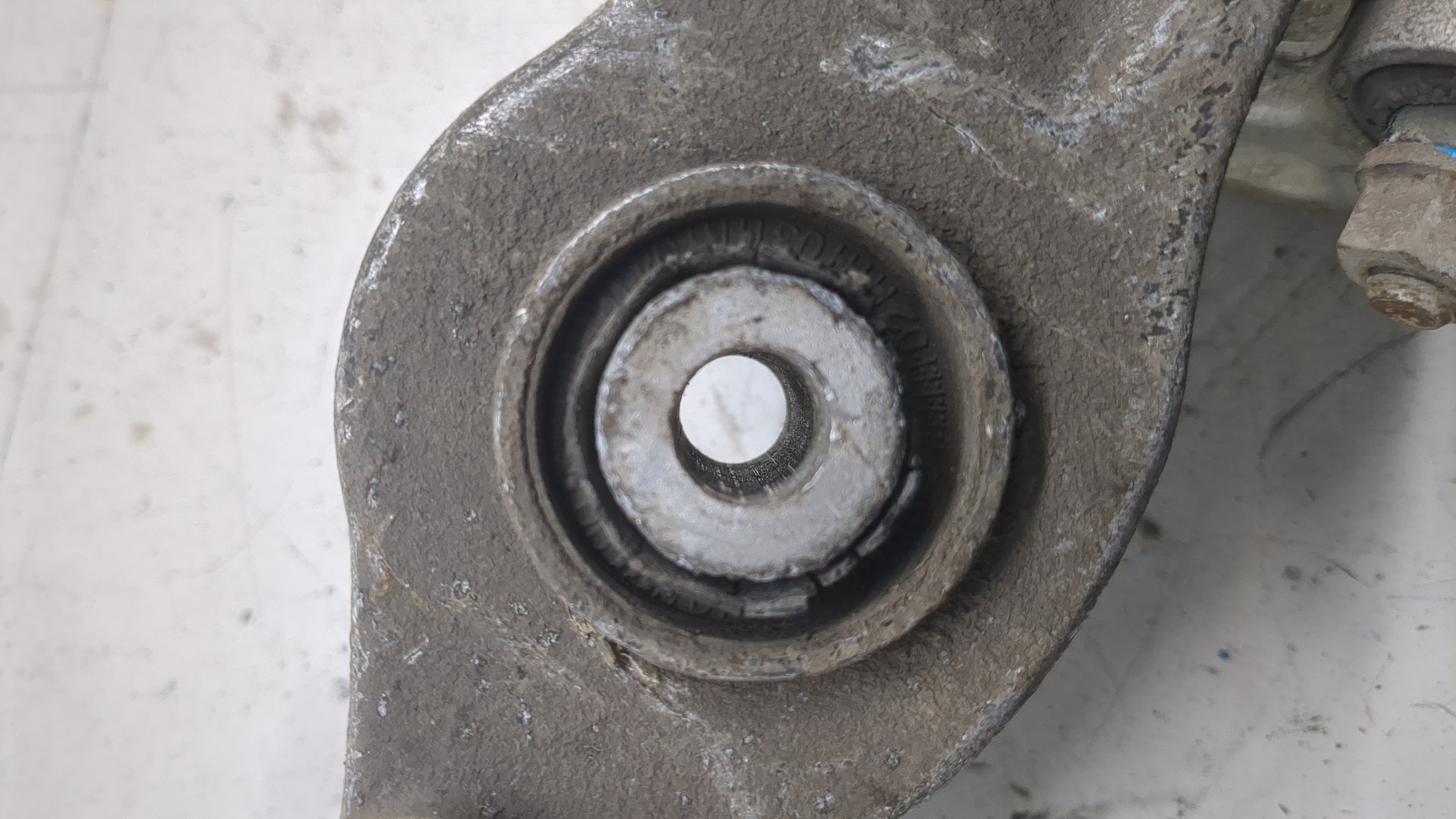 Рычаг передний